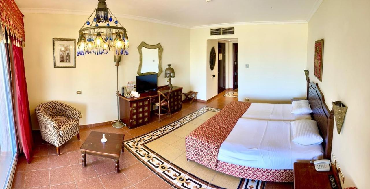 Quarto com Cama de Casal ou 2 de Solteiro e Vista Parcial do Mar