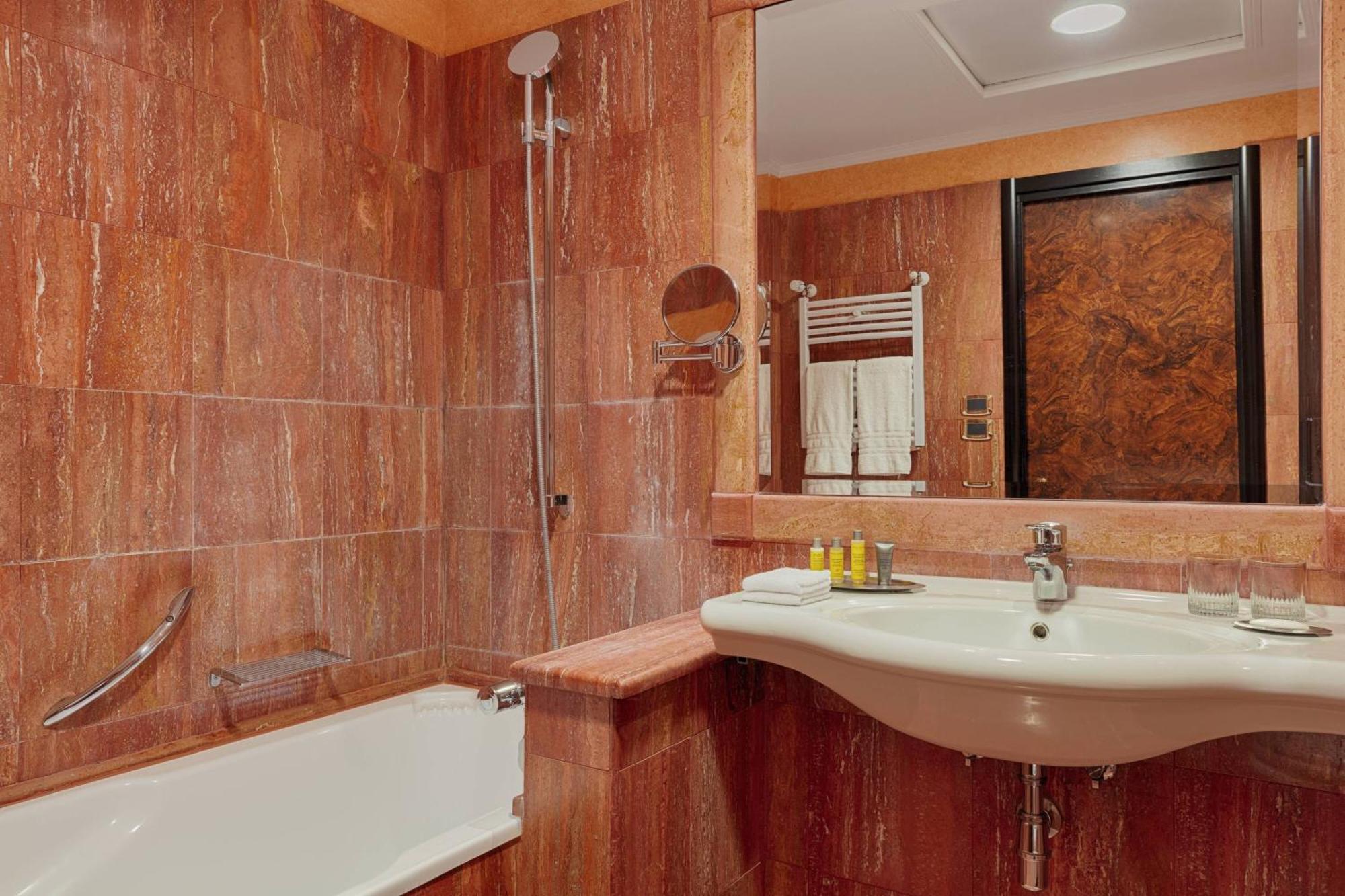 Large Guest Room,1632990277:JPEG