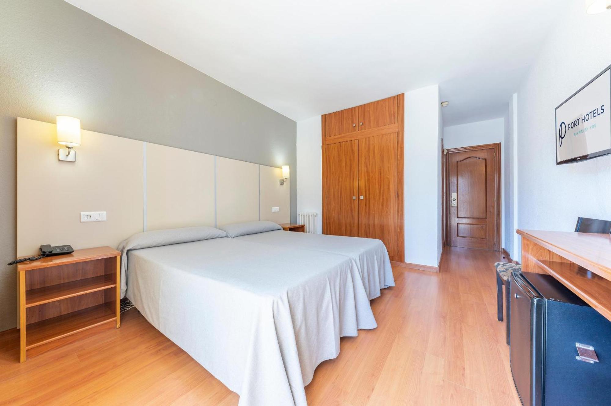 Habitación doble Essential con vistas a la piscina (1 adulto + 2 niños)