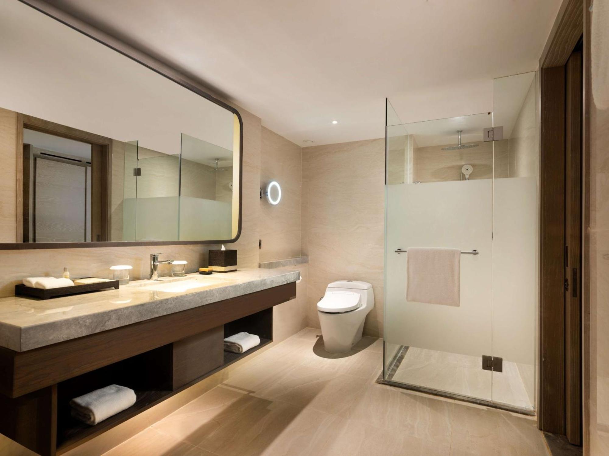 Suite con cama extragrande, terraza y vistas al mar