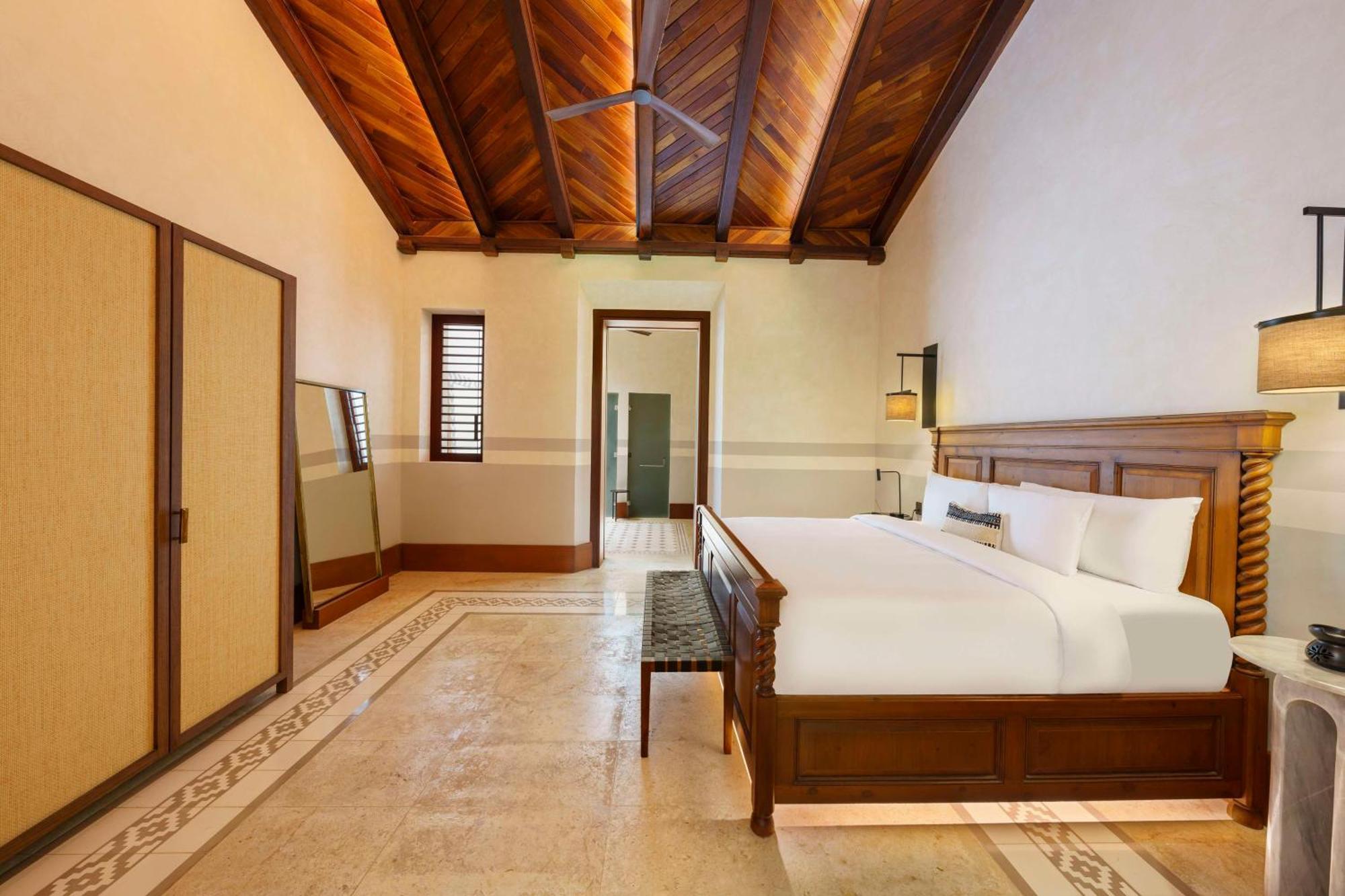 Yaab Ambassador Suite – King