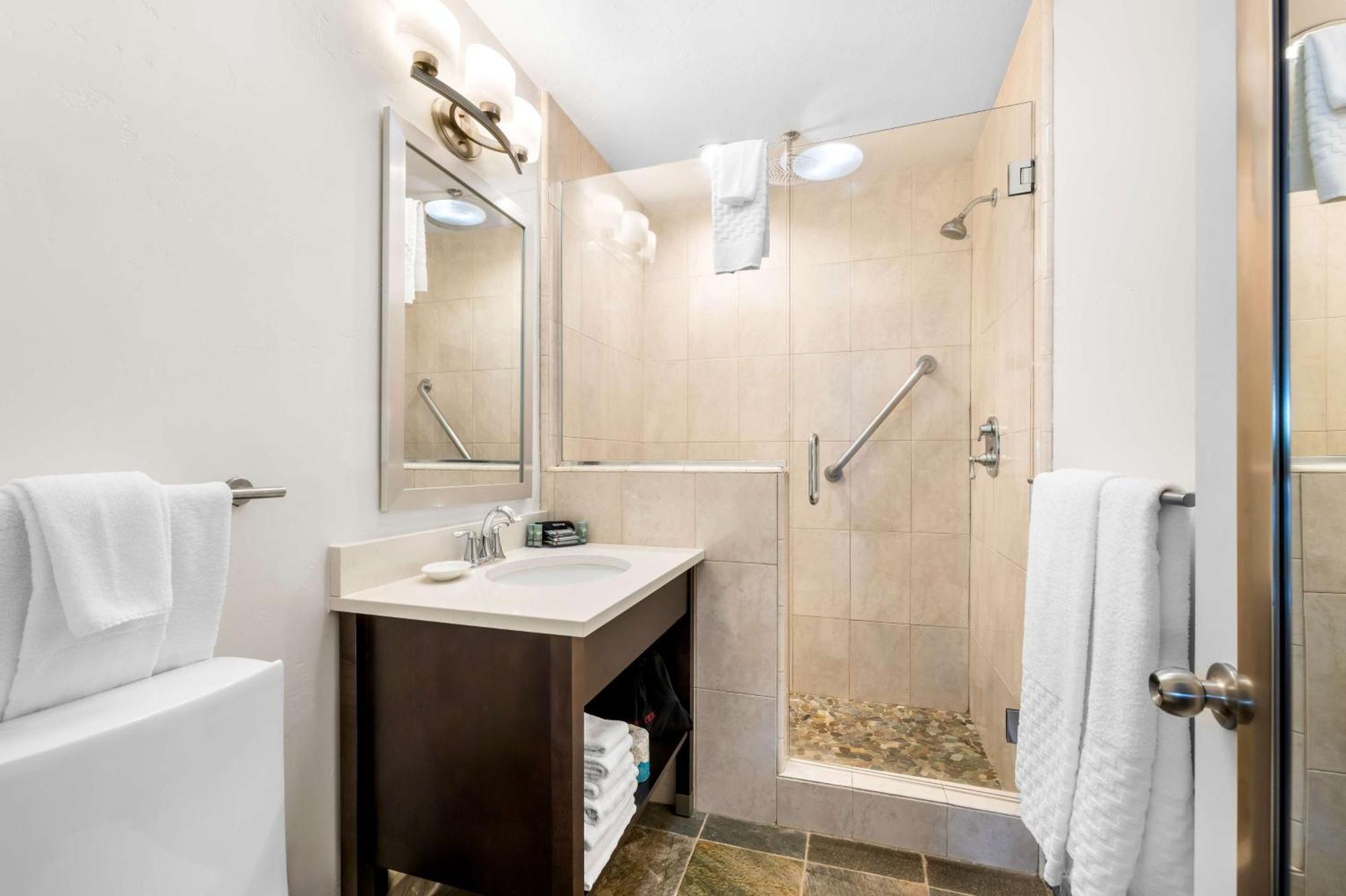 Suite 2 Chambres 3 Lits Queen-Size et Vue sur Rivière - Non-Fumeurs