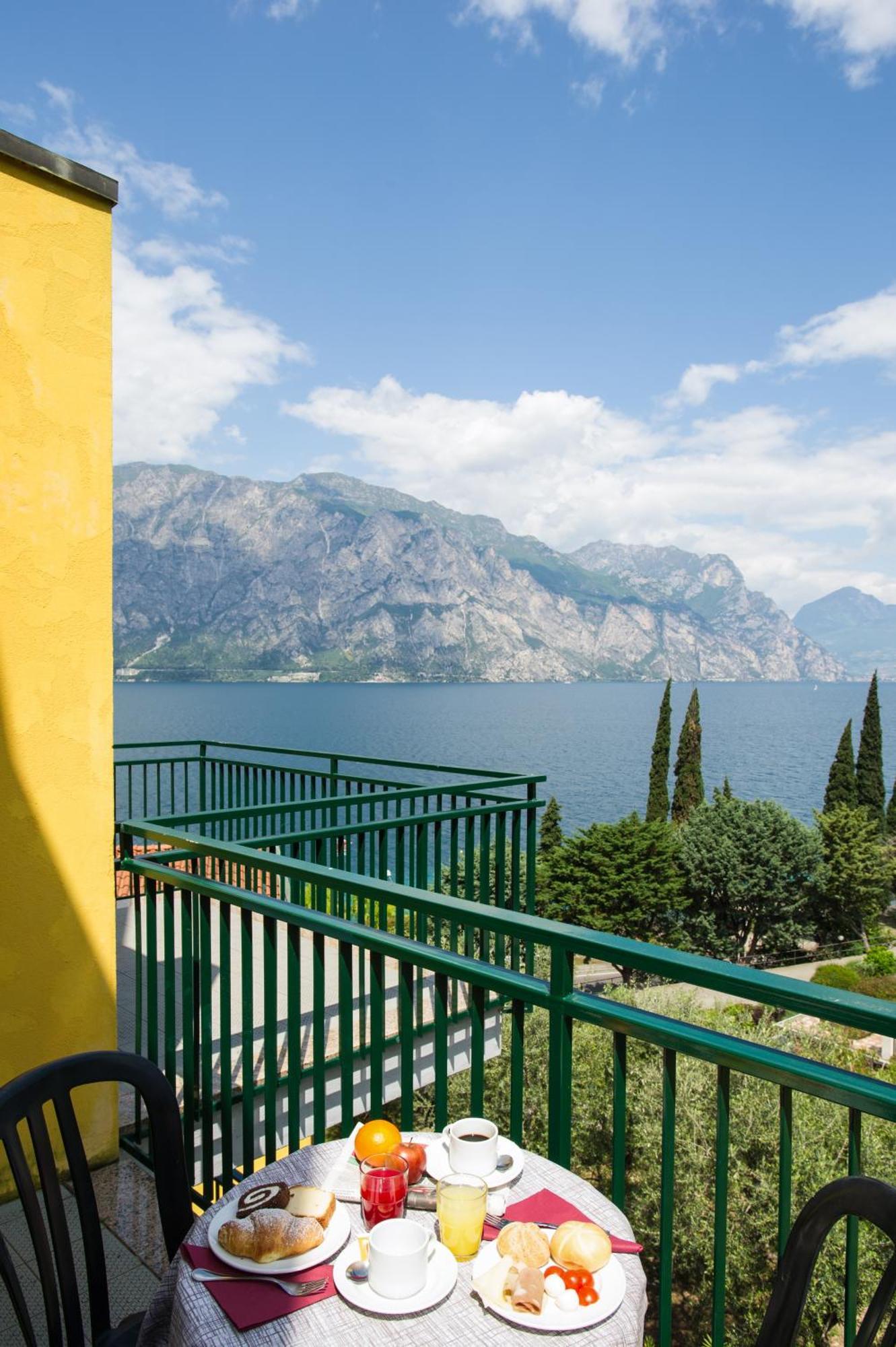 Double or Twin Room Lake View