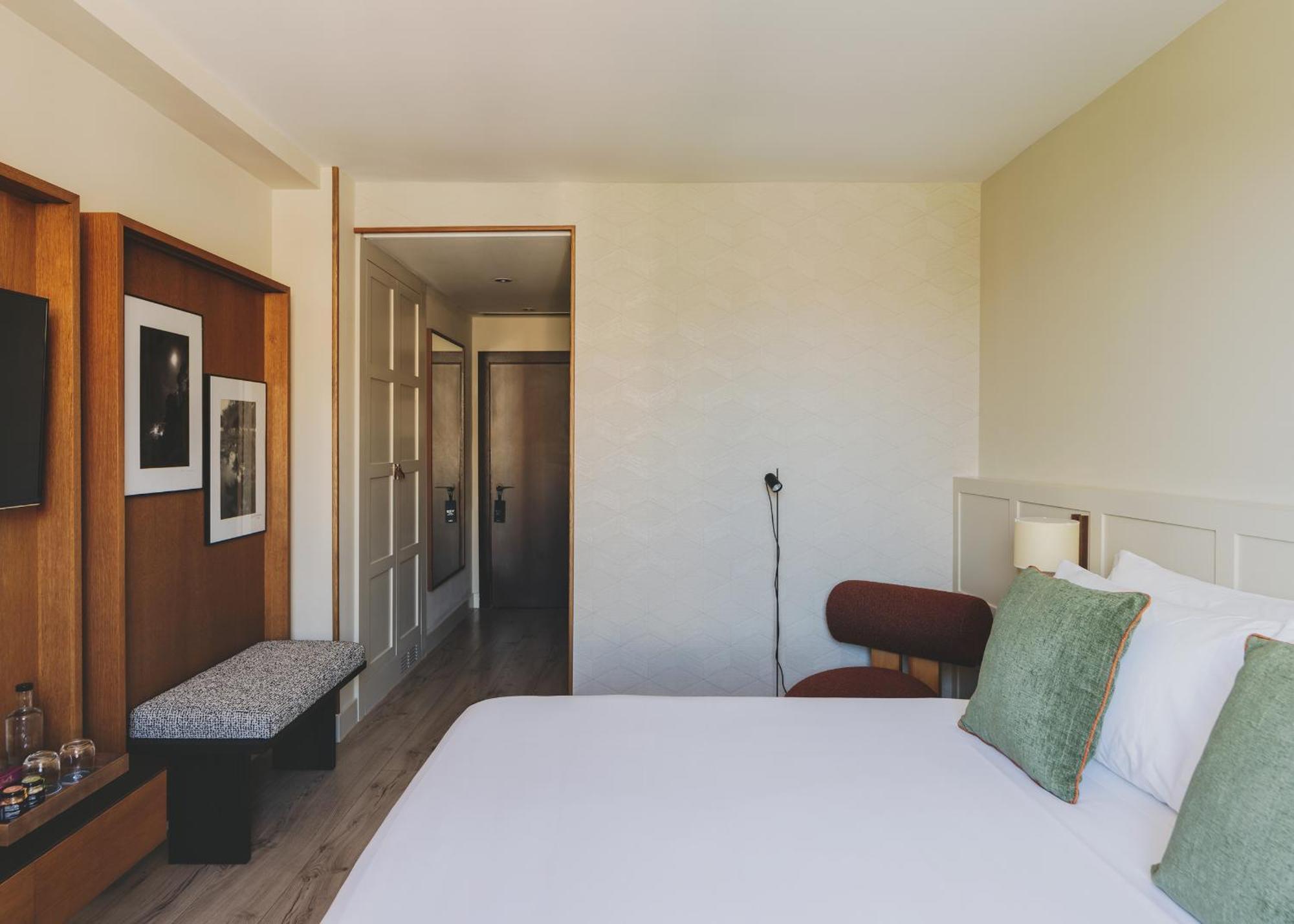 Superior Exterior Room
