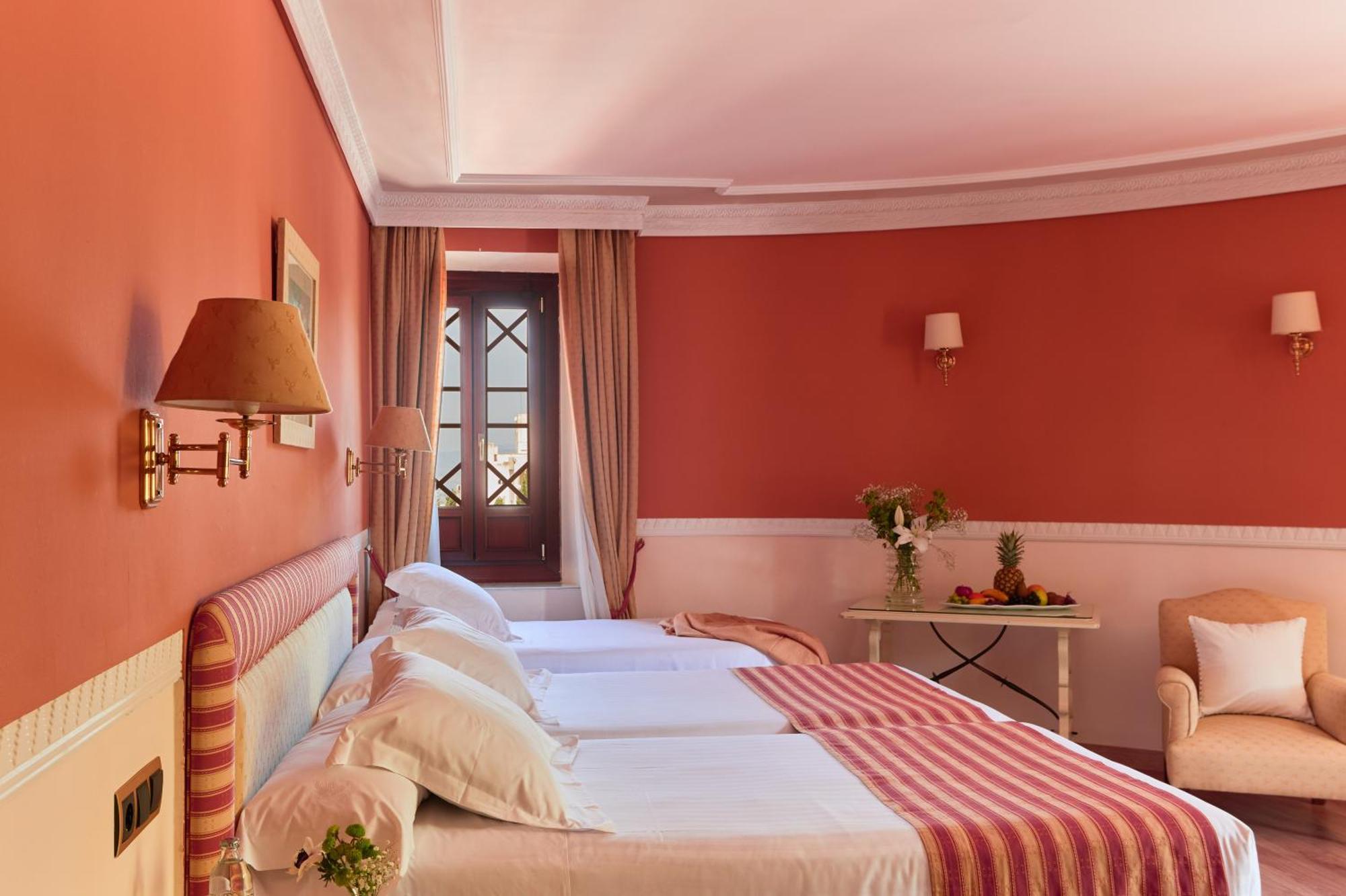 Standard Twin Room One Extra Single Bed Non-Smoking