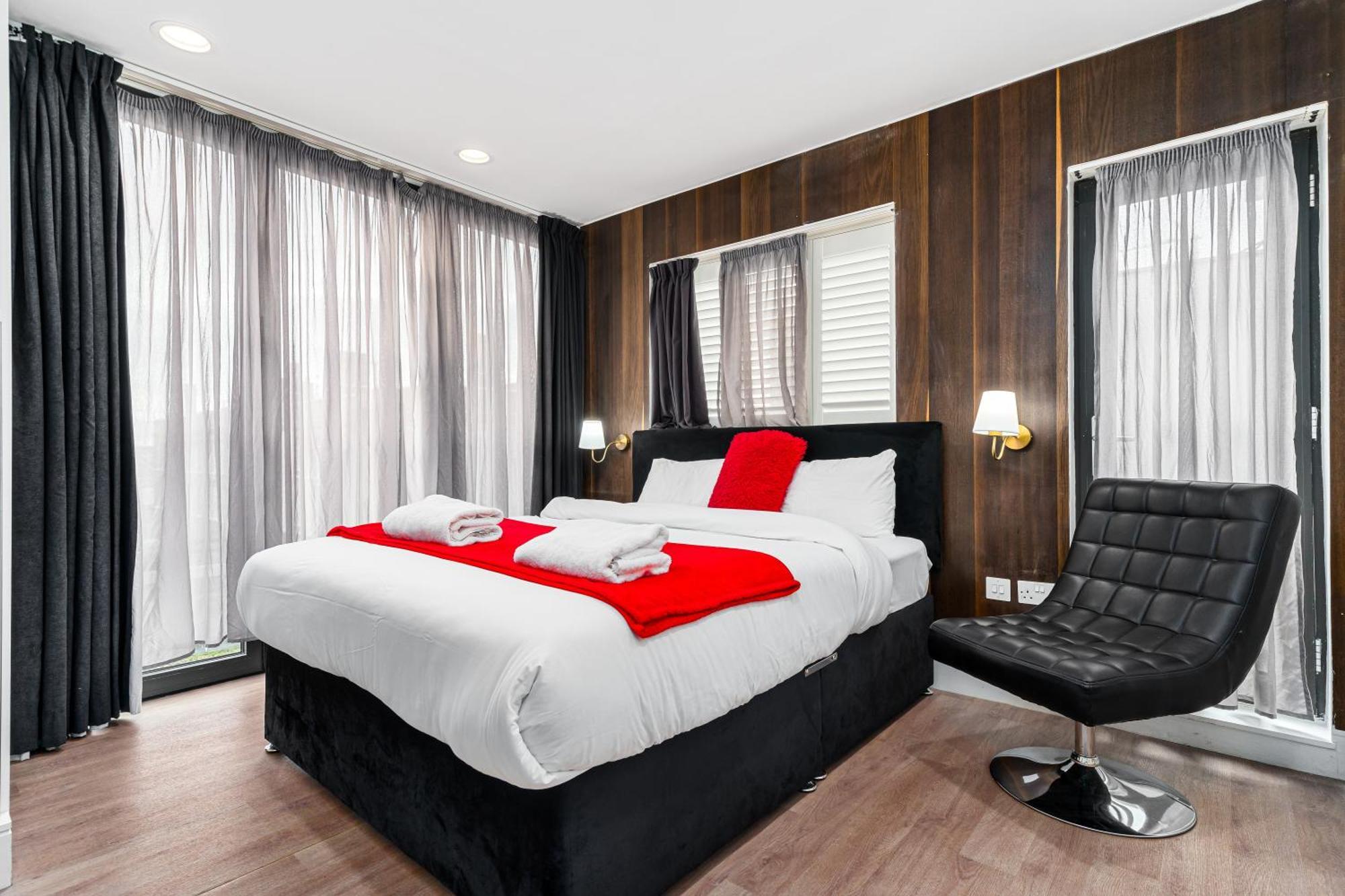 Deluxe Double Room Shower