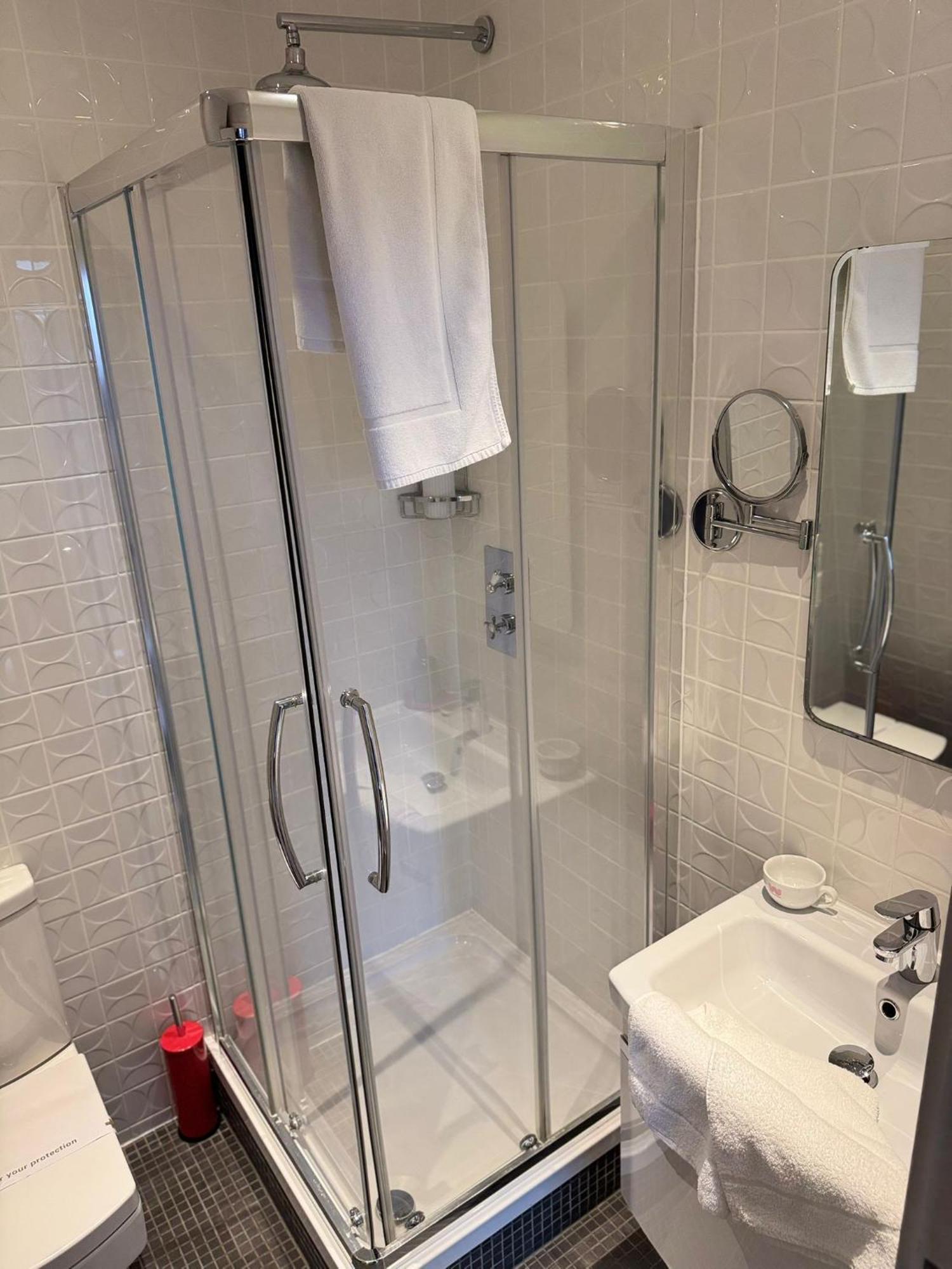 Deluxe Double Room Shower