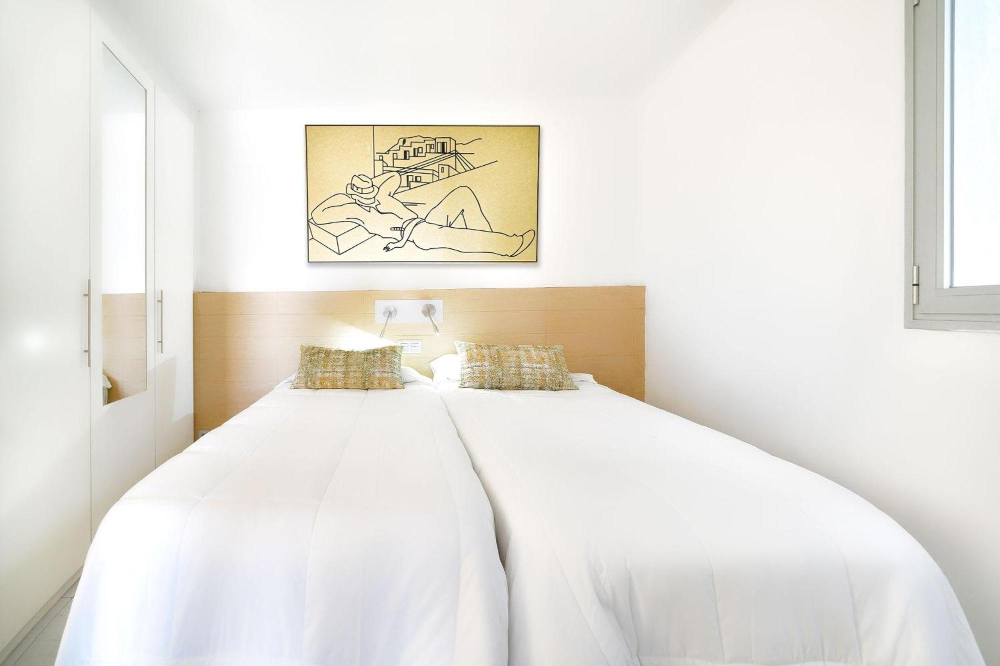 Classic One Bedroom Apartment with Balcony and Sea View,1691981838:JPEG