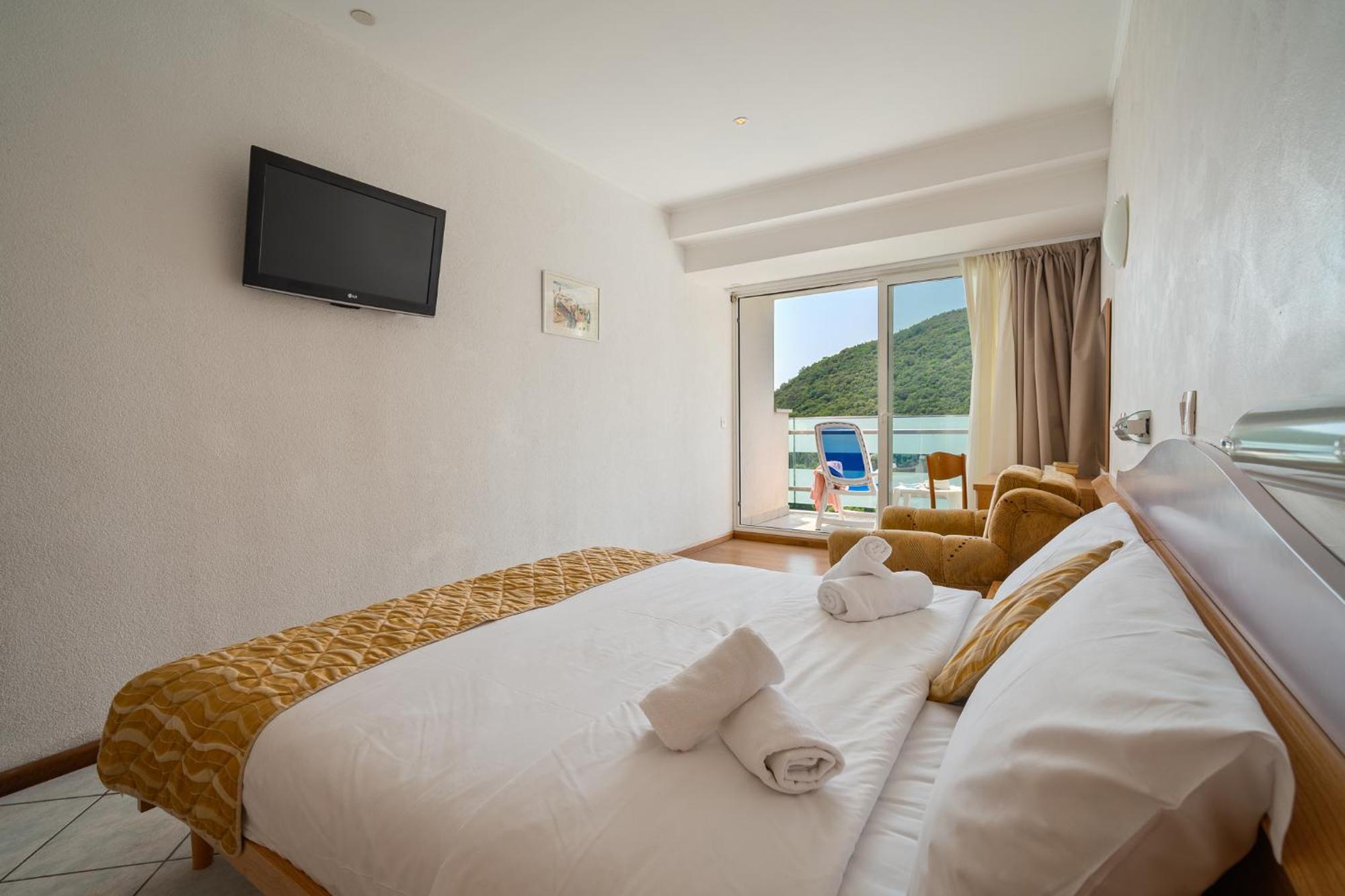 Double or Twin Room Side Sea View