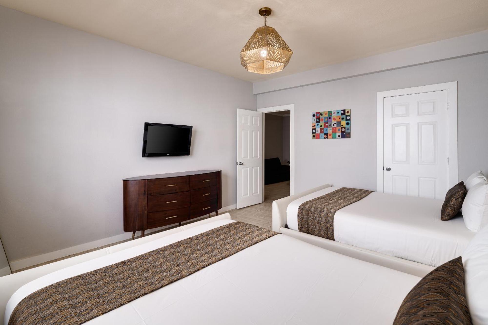 One-Bedroom Double Queen Suite