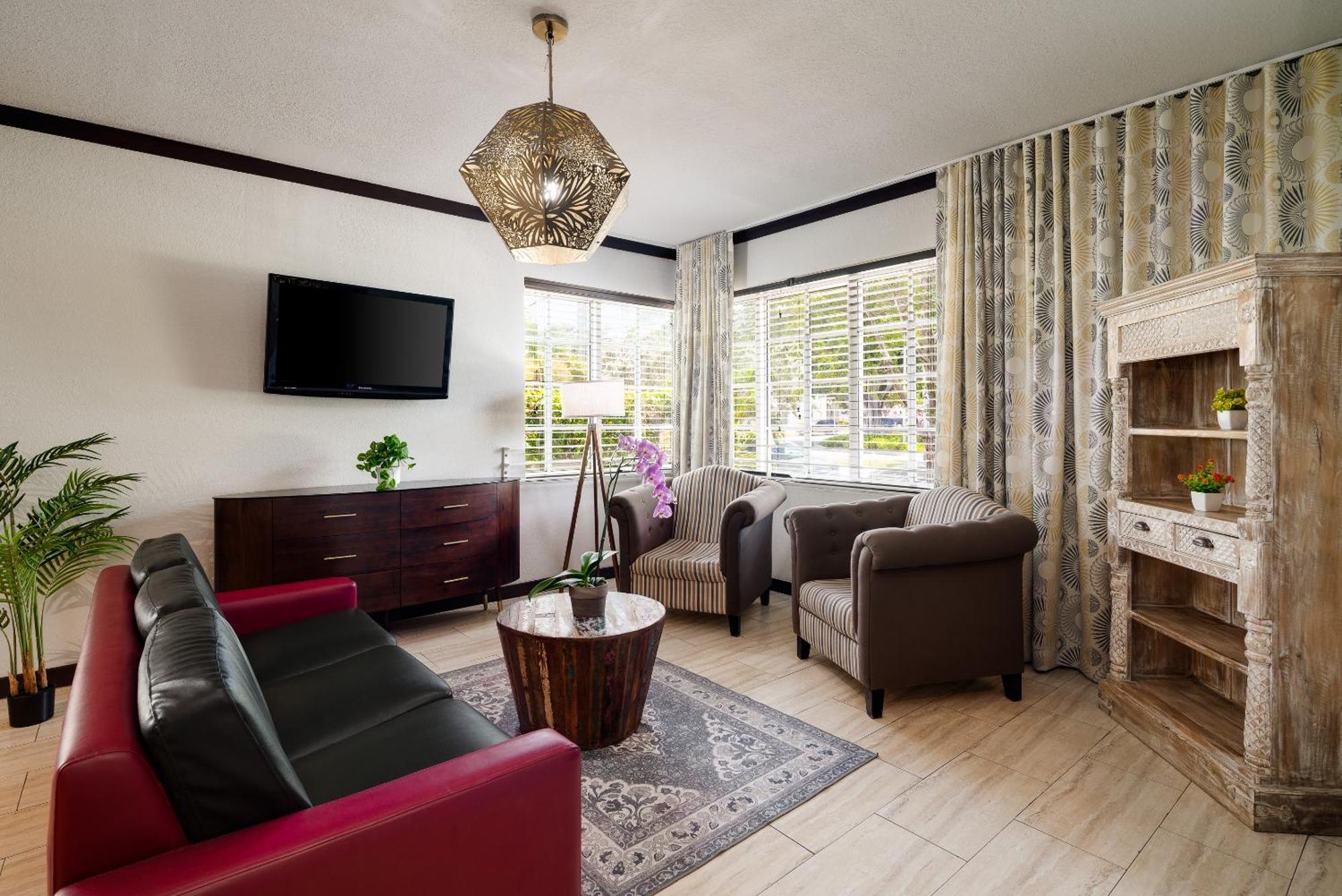 One-Bedroom Queen Suite