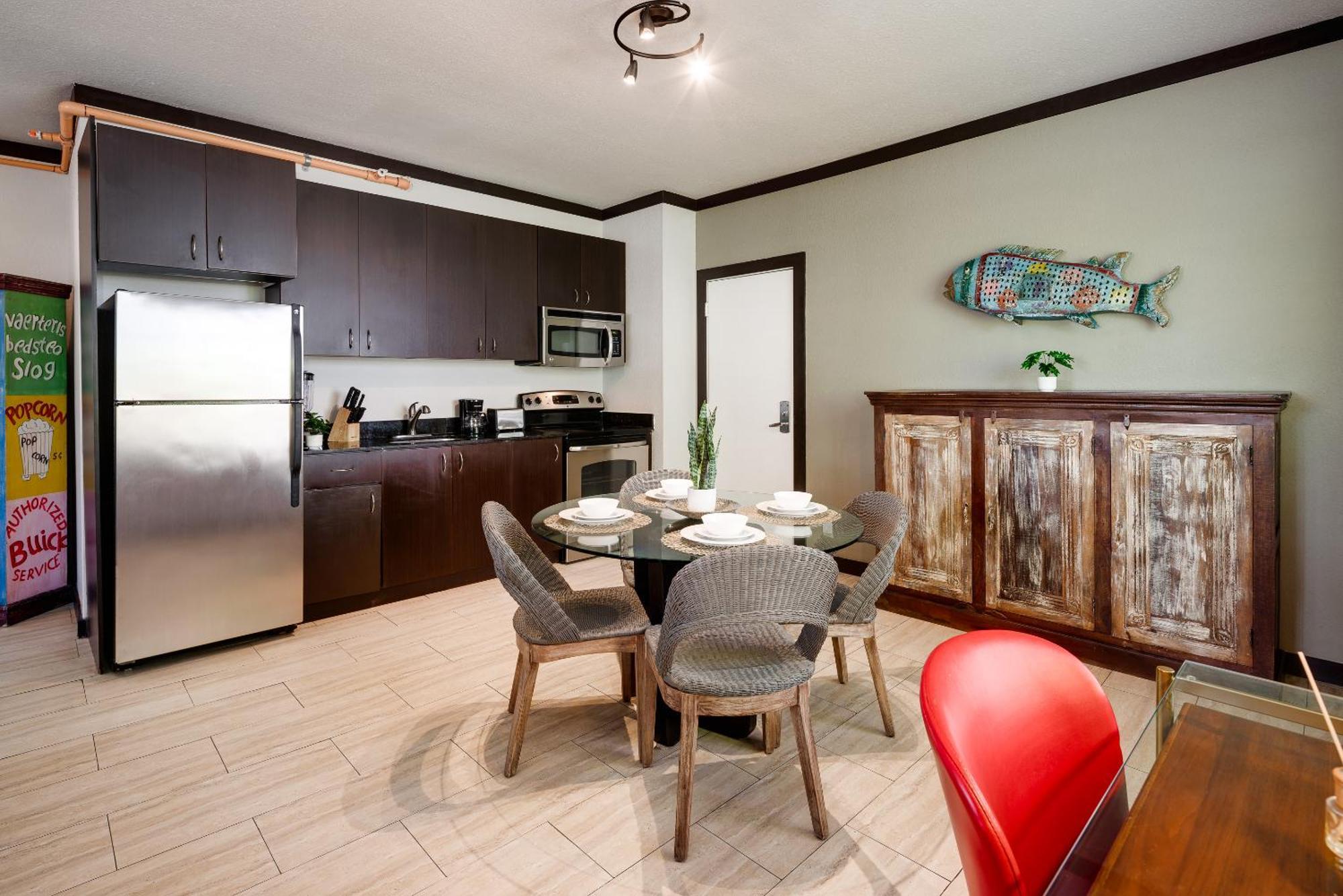 One-Bedroom Queen Suite