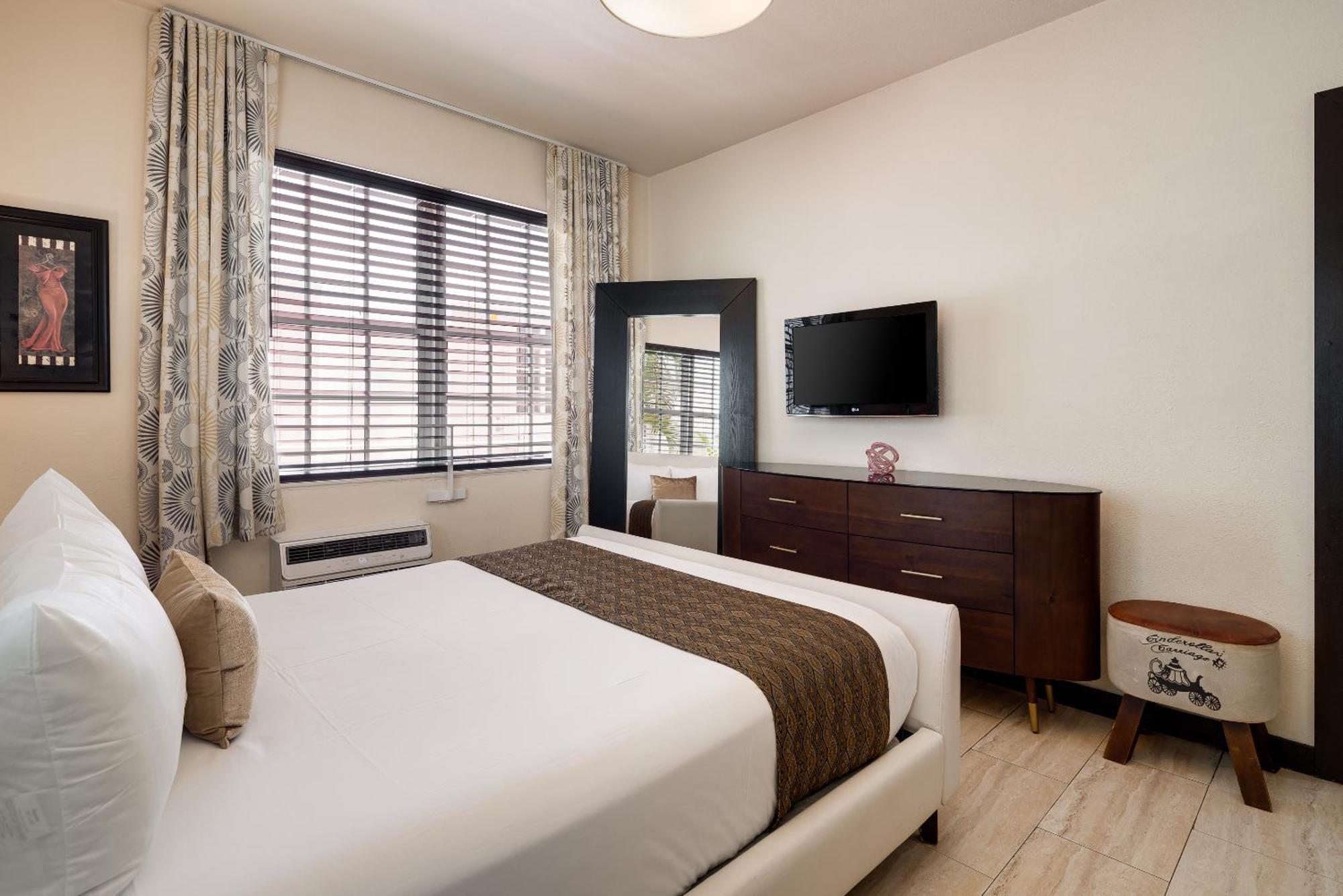 Two-Bedroom Queen Suite