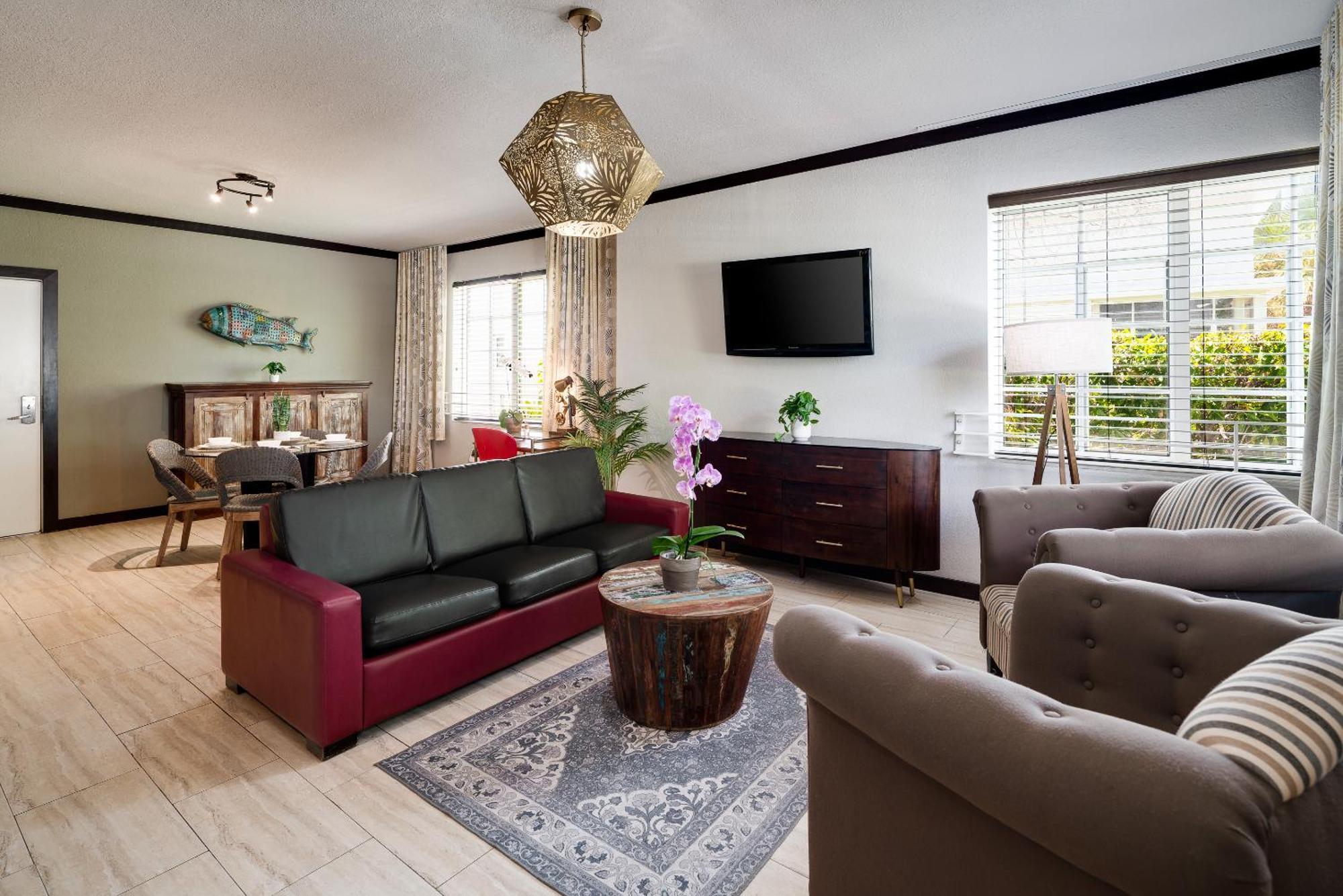 One-Bedroom Queen Suite