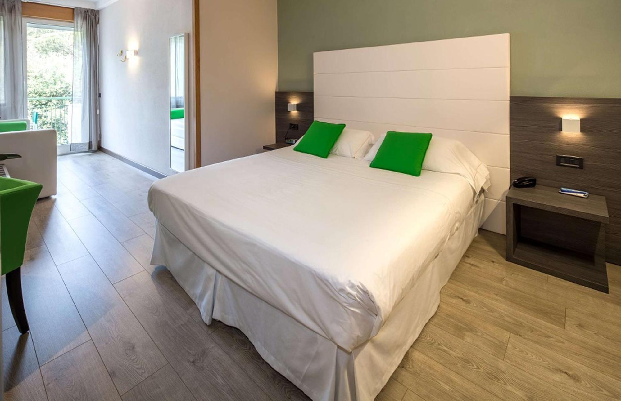 Kamer met Queensize Bed - Balkon en Uitzicht op de Tuin