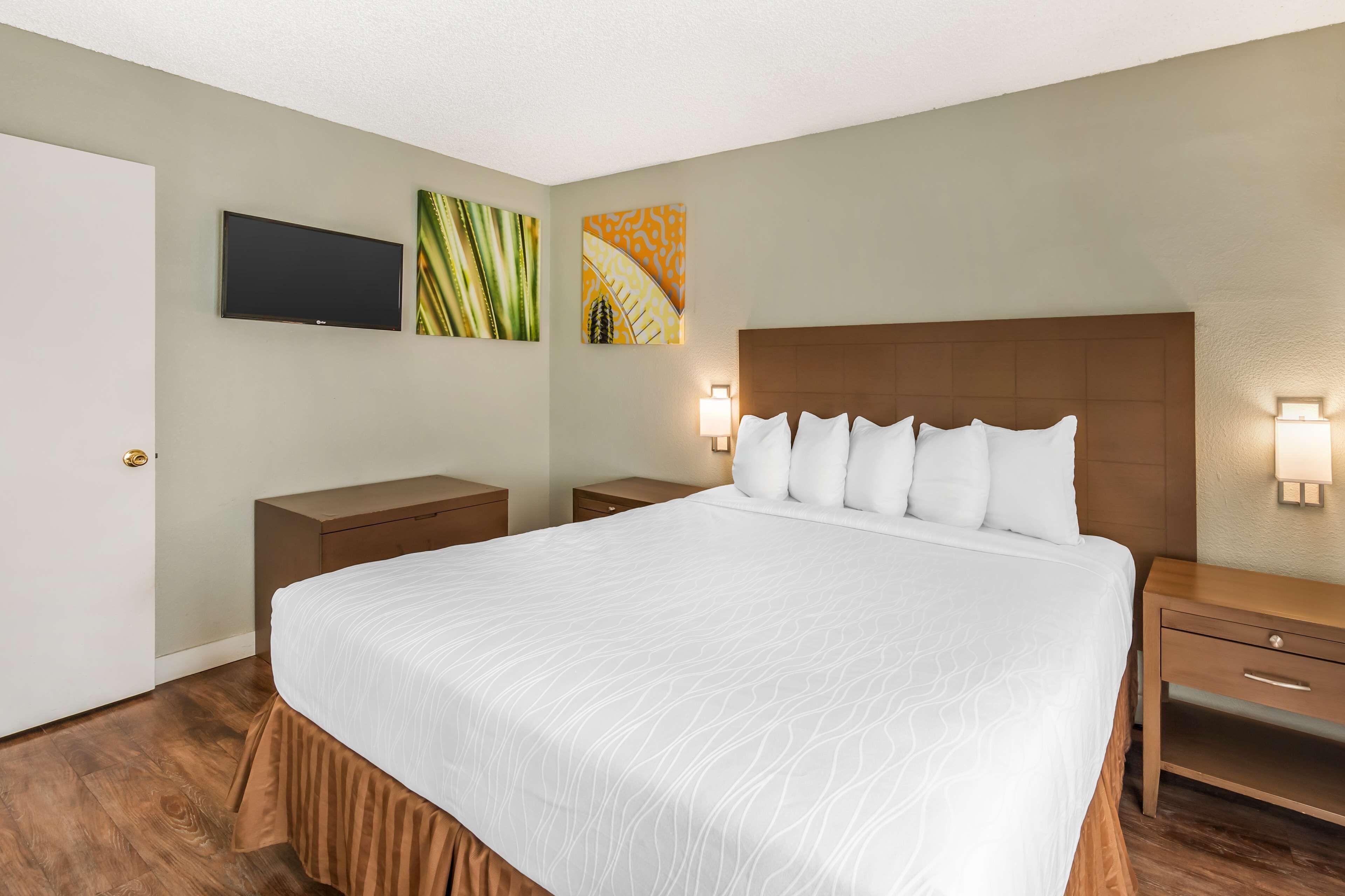 Two-Room Two-Level King Suite Two Double Beds Kitchen