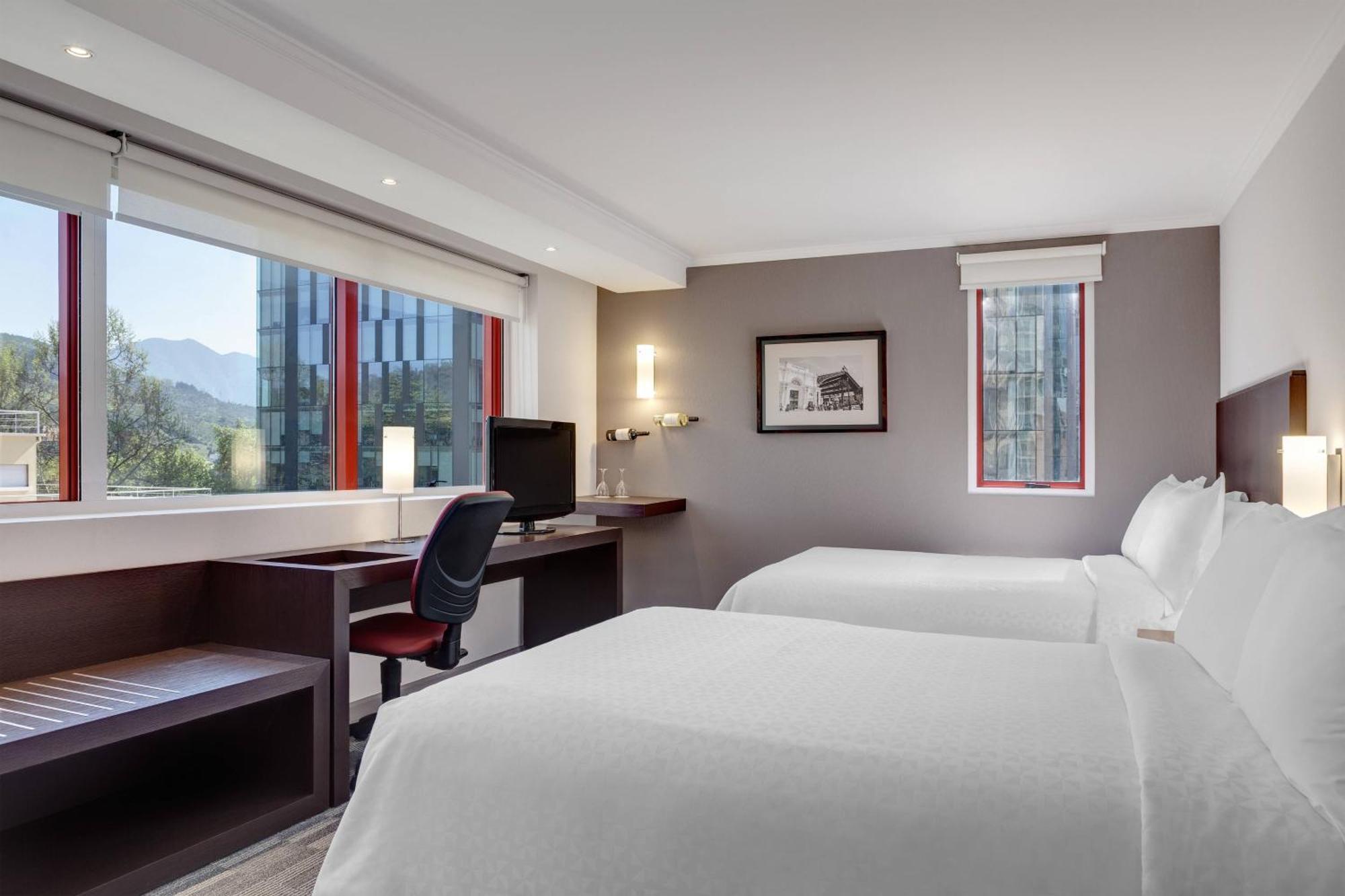 Quarto Deluxe com 2 Camas de Casal e Vista da Cidade
