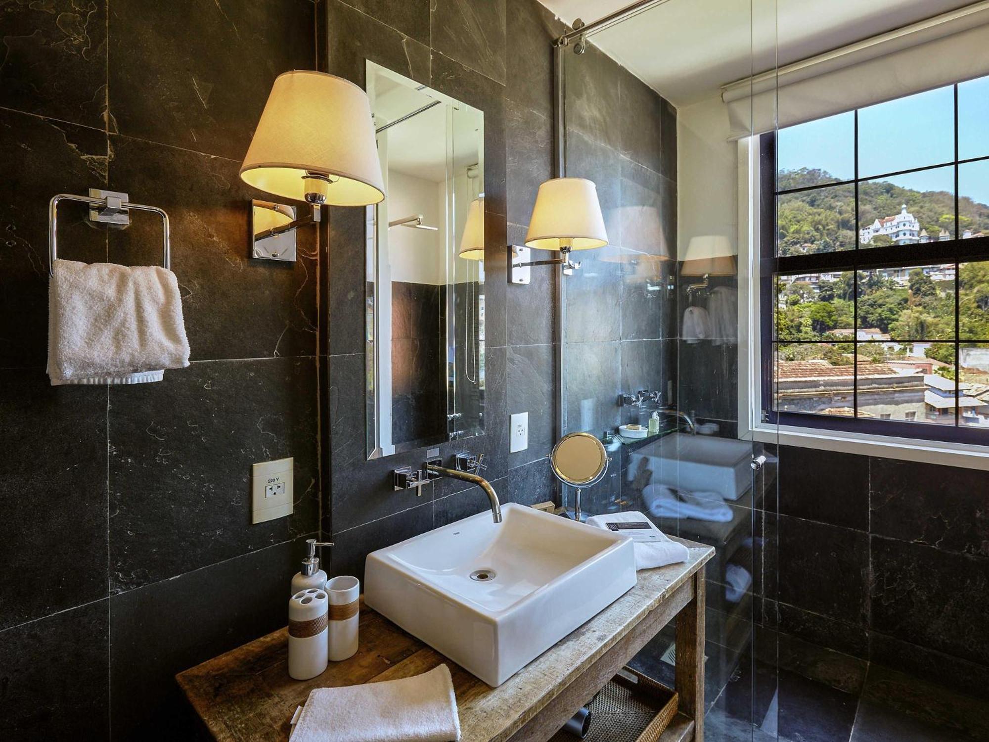Deluxe Zimmer mit Kingsize-Bett, Balkon und Aussicht