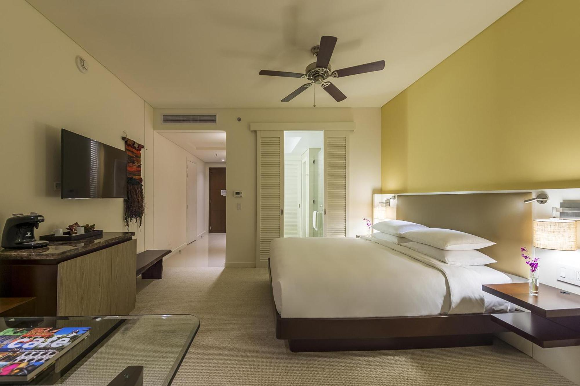 Quarto com Cama King-size e Vista da Baía - Acesso a Área VIP