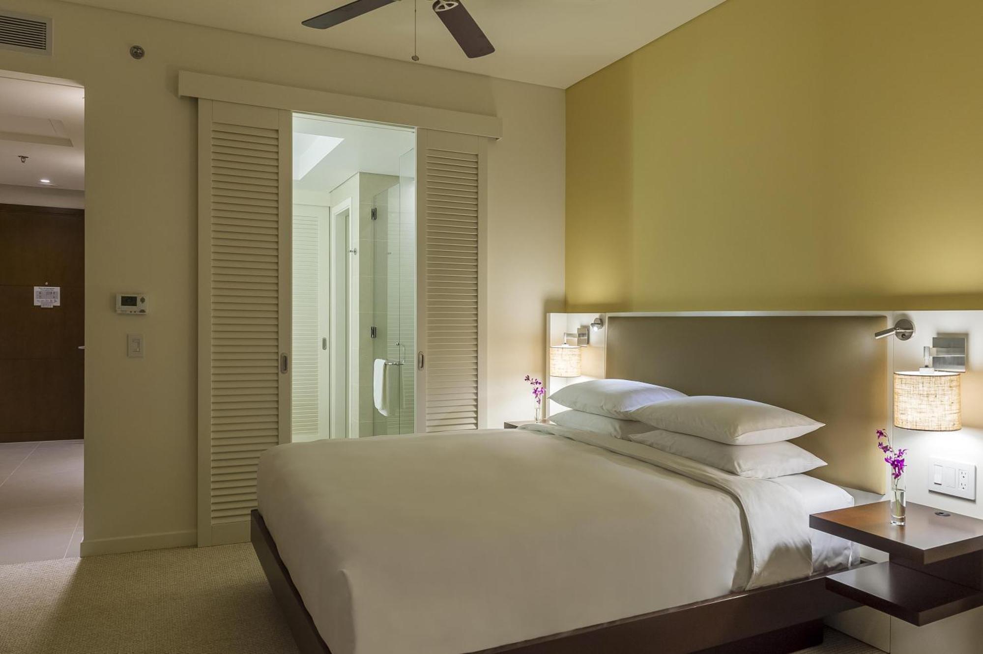 Quarto com Cama King-size e Vista da Baía