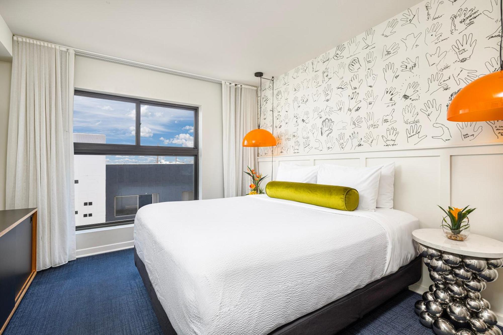 Suite Doble con cama grande y vistas a la ciudad