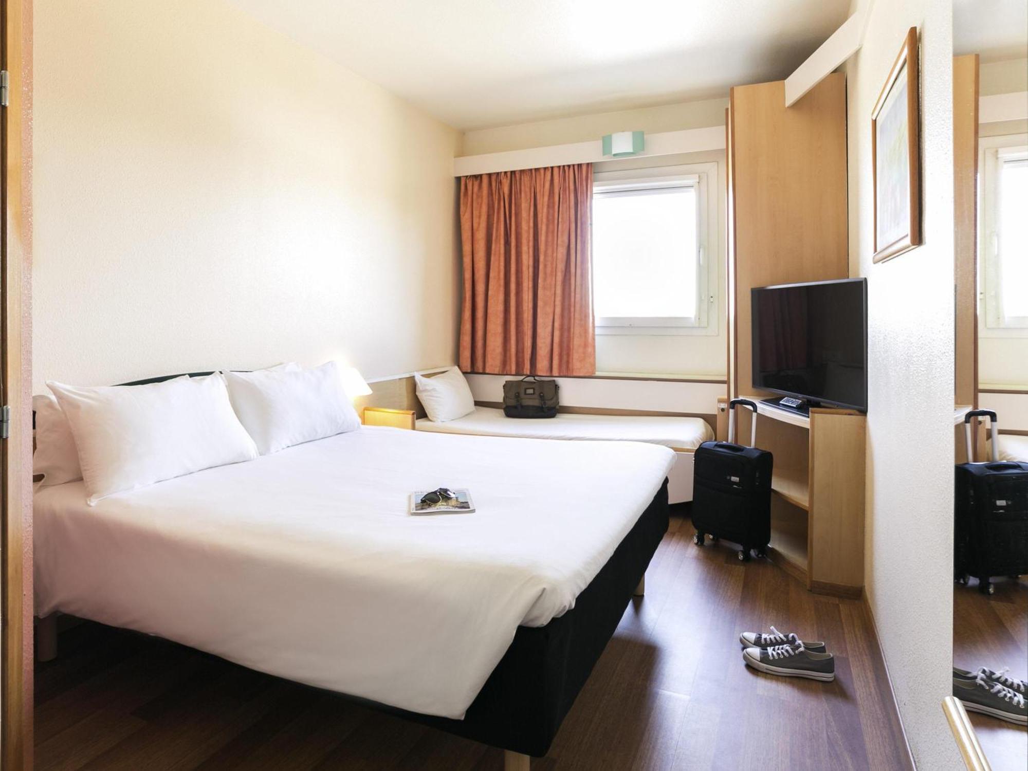 Quarto Familiar com 1 Cama de Casal e Cama Extra