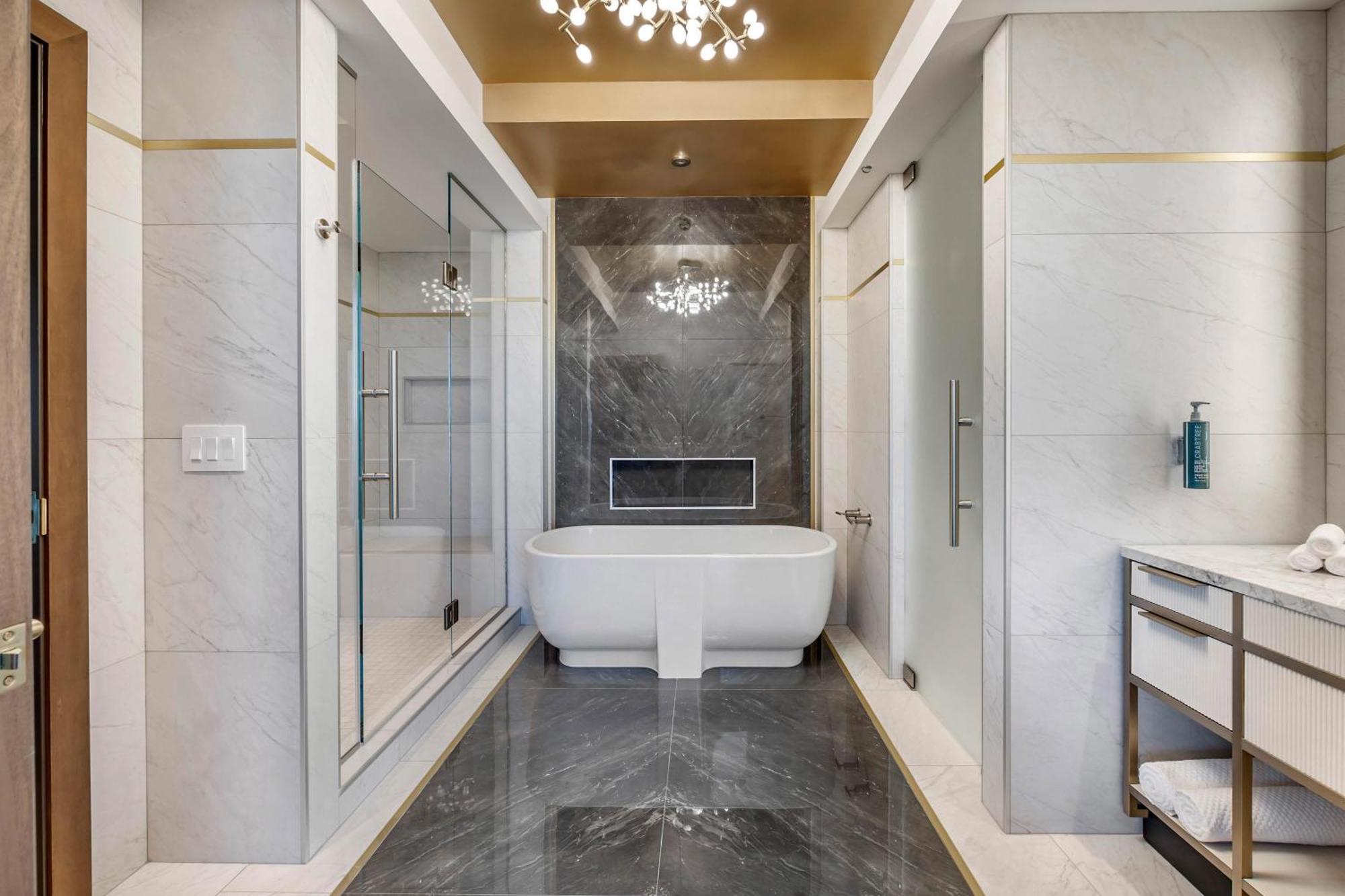 Premium One-Bedroom King Suite with Balcony,1733317231:JPEG