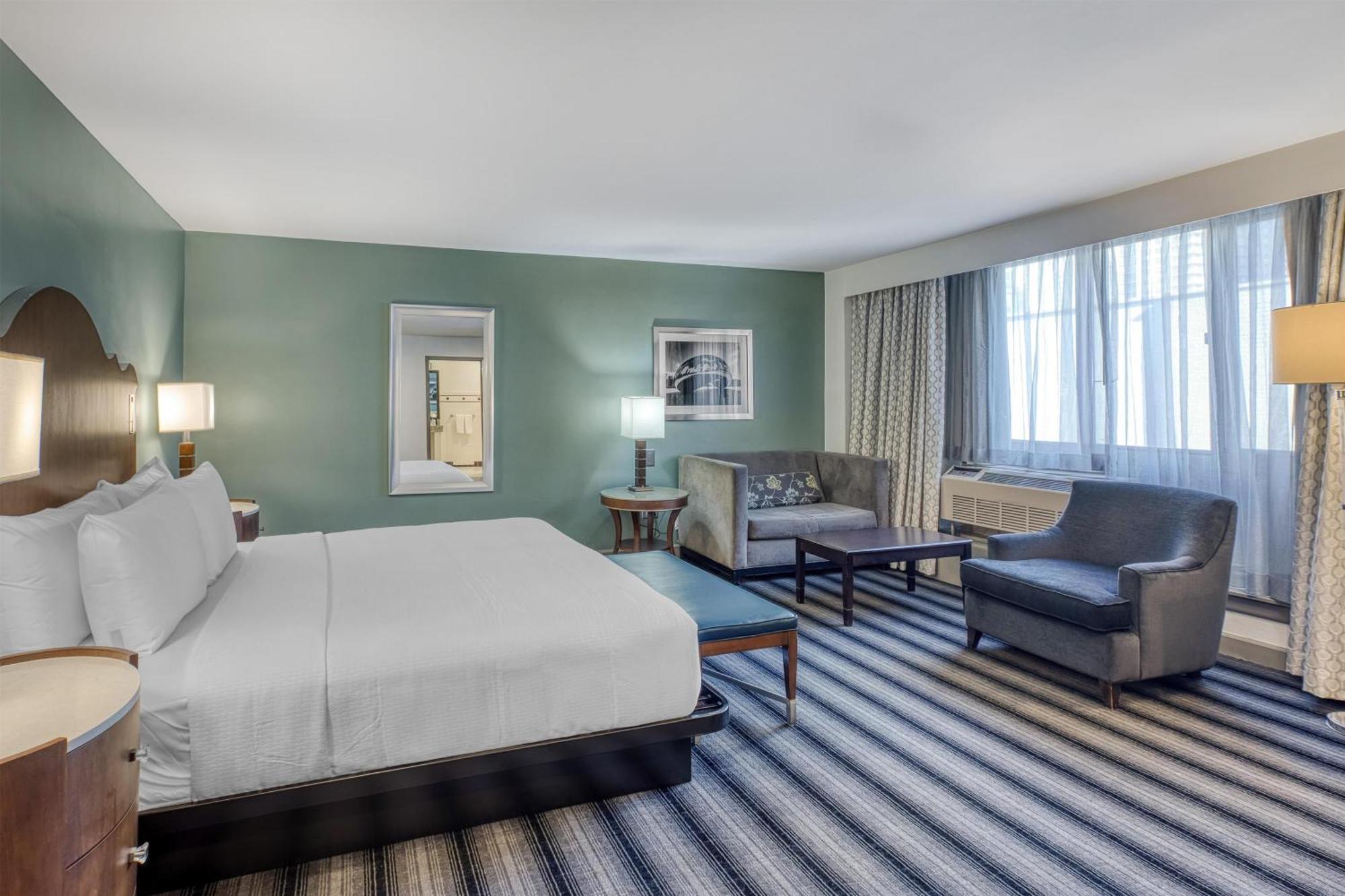 King Suite with Bath Tub - Disability Access
