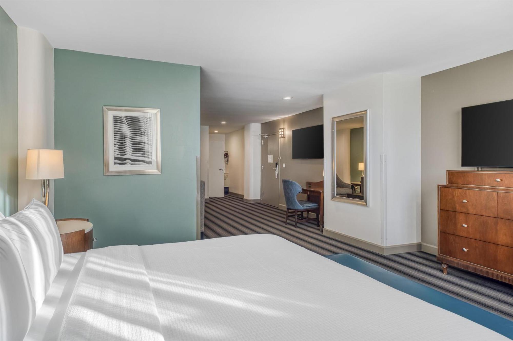 Deluxe King Suite with Roll-In Shower - Disability Access