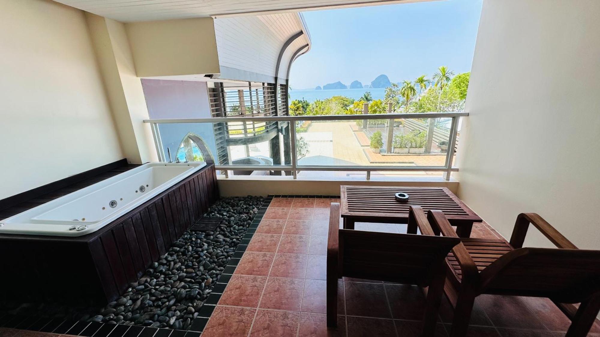 Deluxe Jacuzzi Sea View