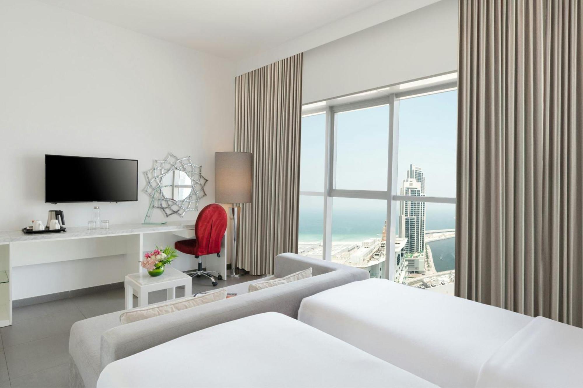 36-Stunden-Paket – Deluxe Zimmer inklusive kostenlosem Zugang zum Soluna Beach Club, 36% Rabatt auf Speisen und Getränke und Wäscherei, früher Check-in ab 06:00 Uhr & später Check-out bis 18:00 Uhr.