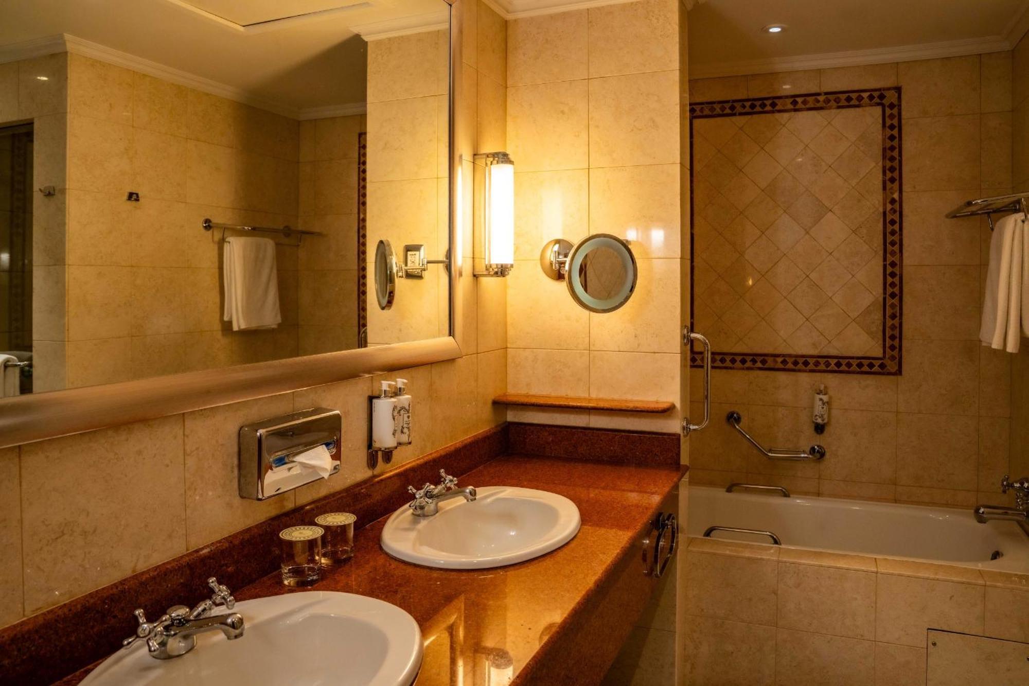 Kamer met Queensize Bed en Uitzicht op Zee