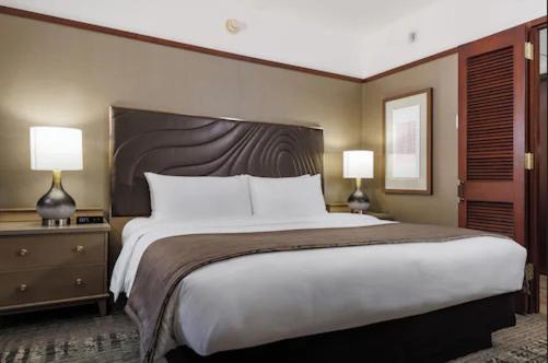 Club Room 1 King Bed Non Smoking Club Lounge Access