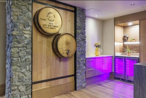 Club Room 1 King Bed Non Smoking Club Lounge Access