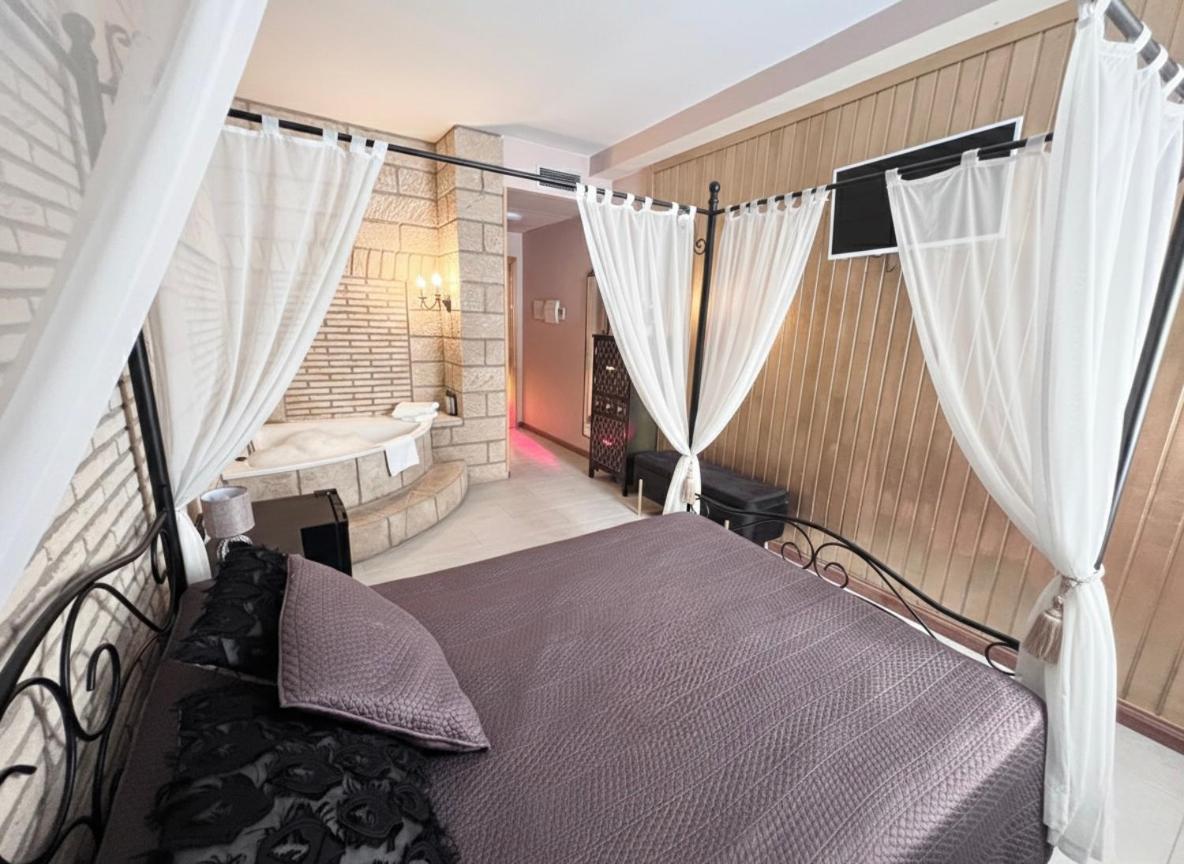 Superior Double Room Bathtub