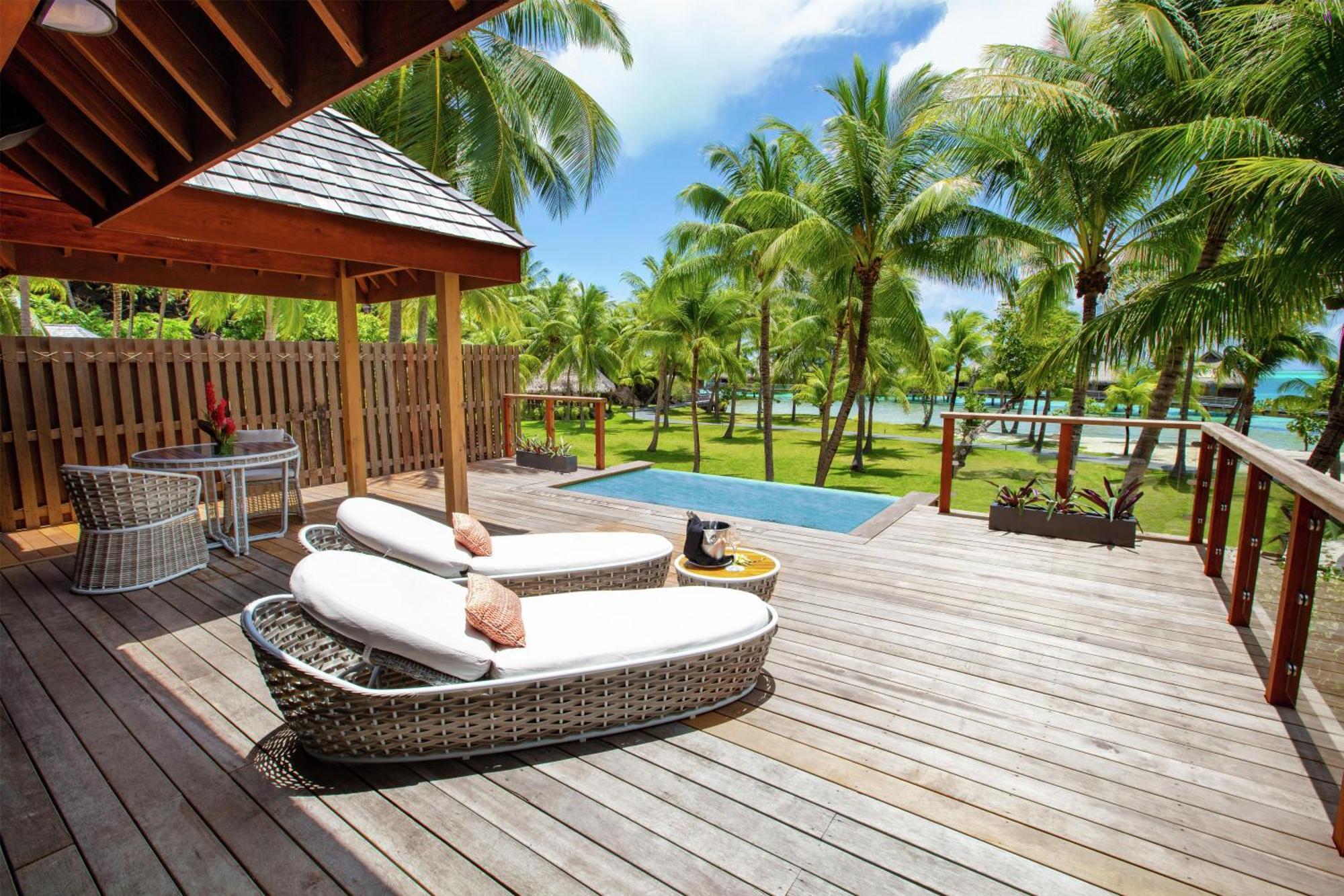 Villa con Piscina e Vista Spiaggia Tropicale