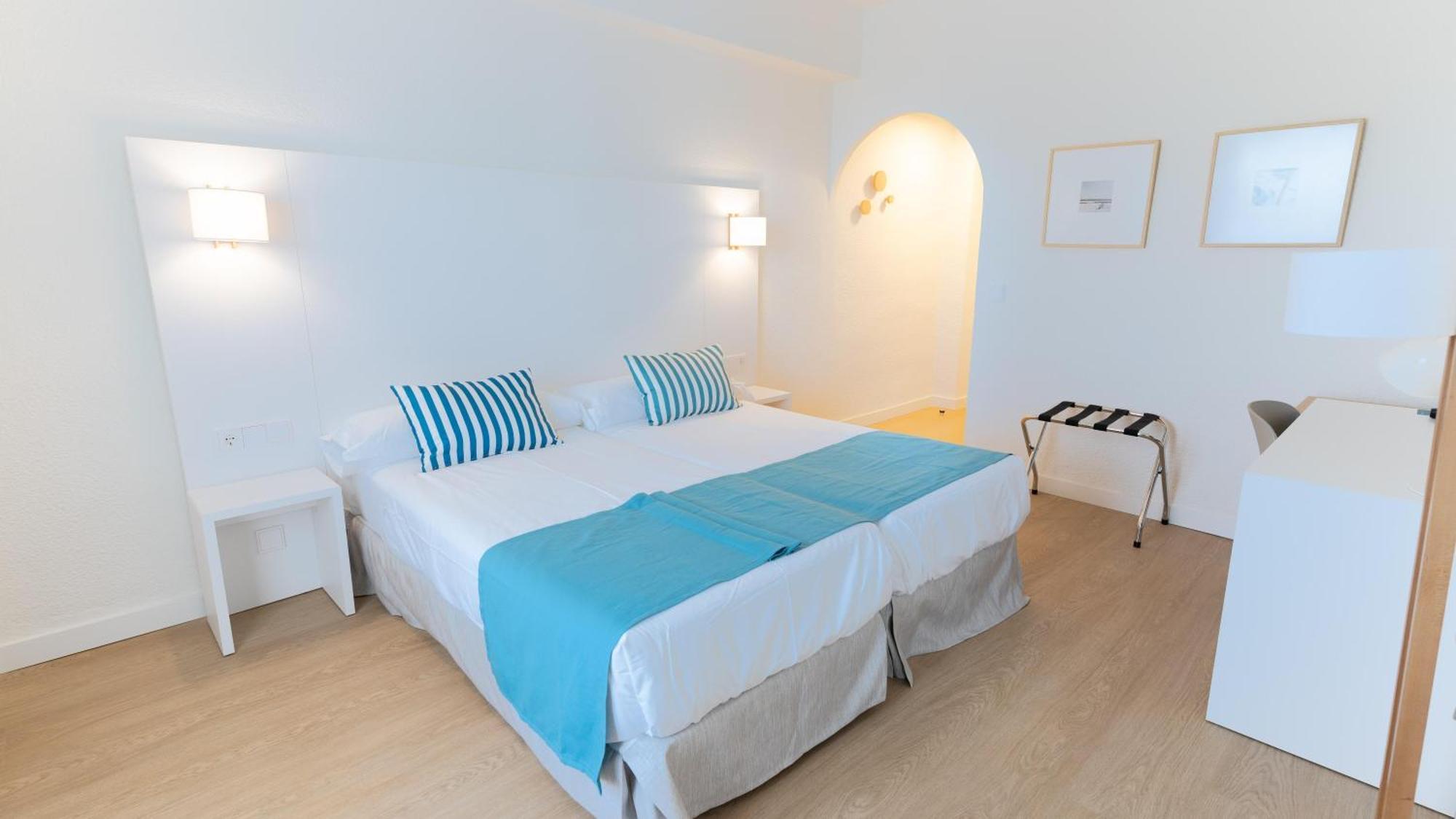 Twin Room,1765178681:JPEG