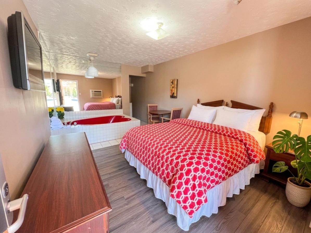 Zimmer mit Queensize-Bett und Whirlpool