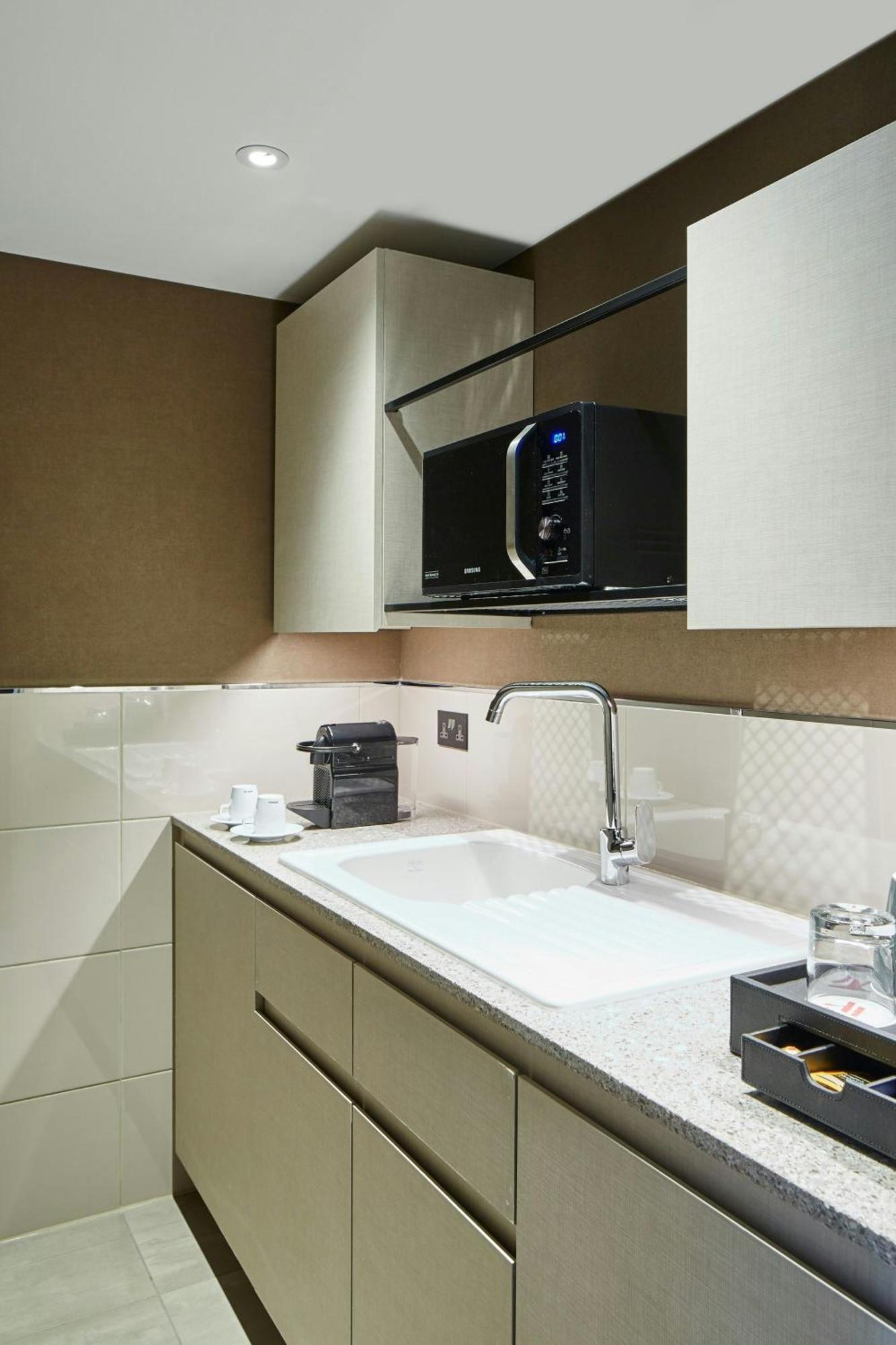 Suite Esquinera de 1 dormitorio con terraza y acceso al club lounge M