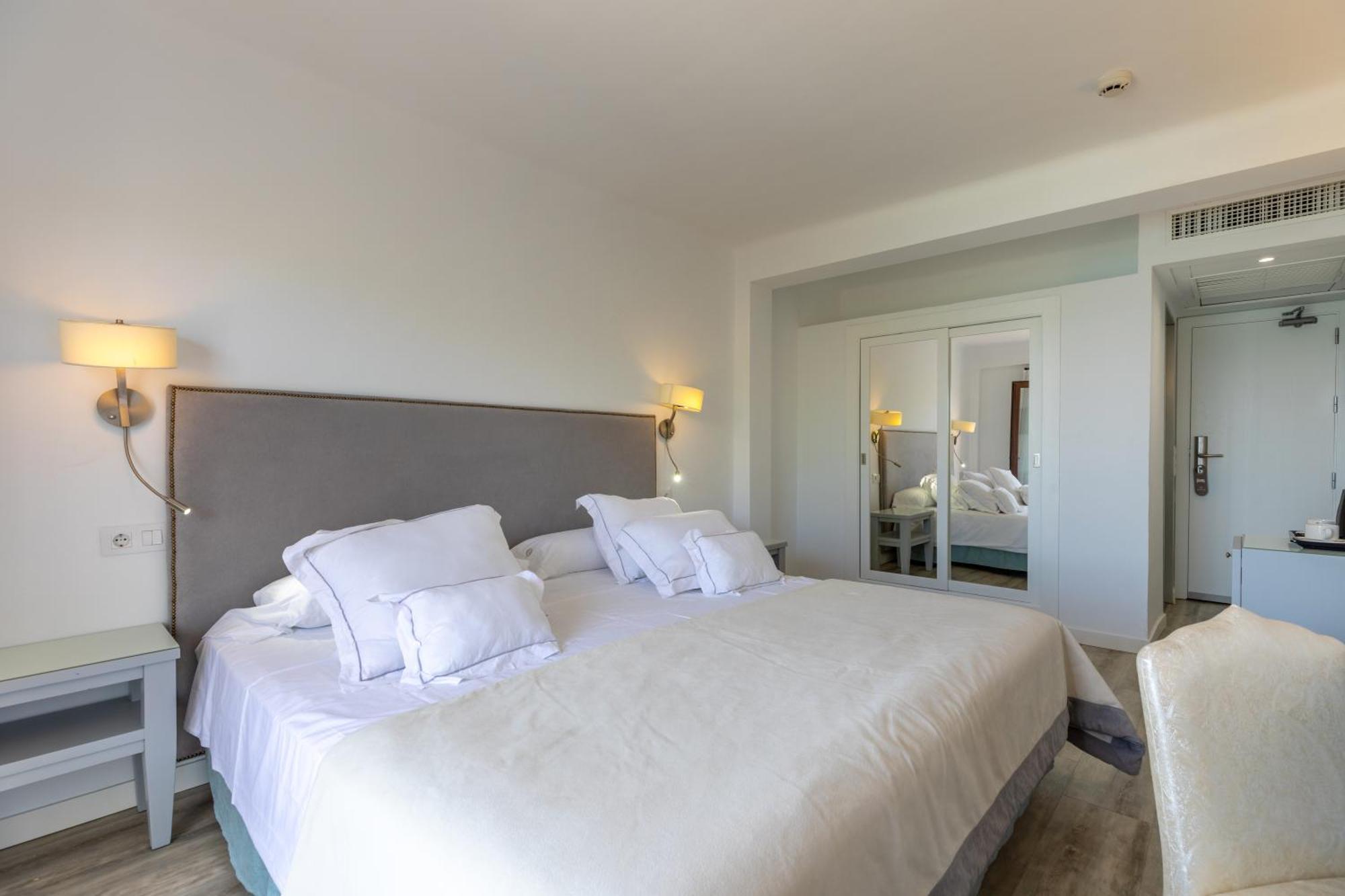 Double or Twin Room Sea View