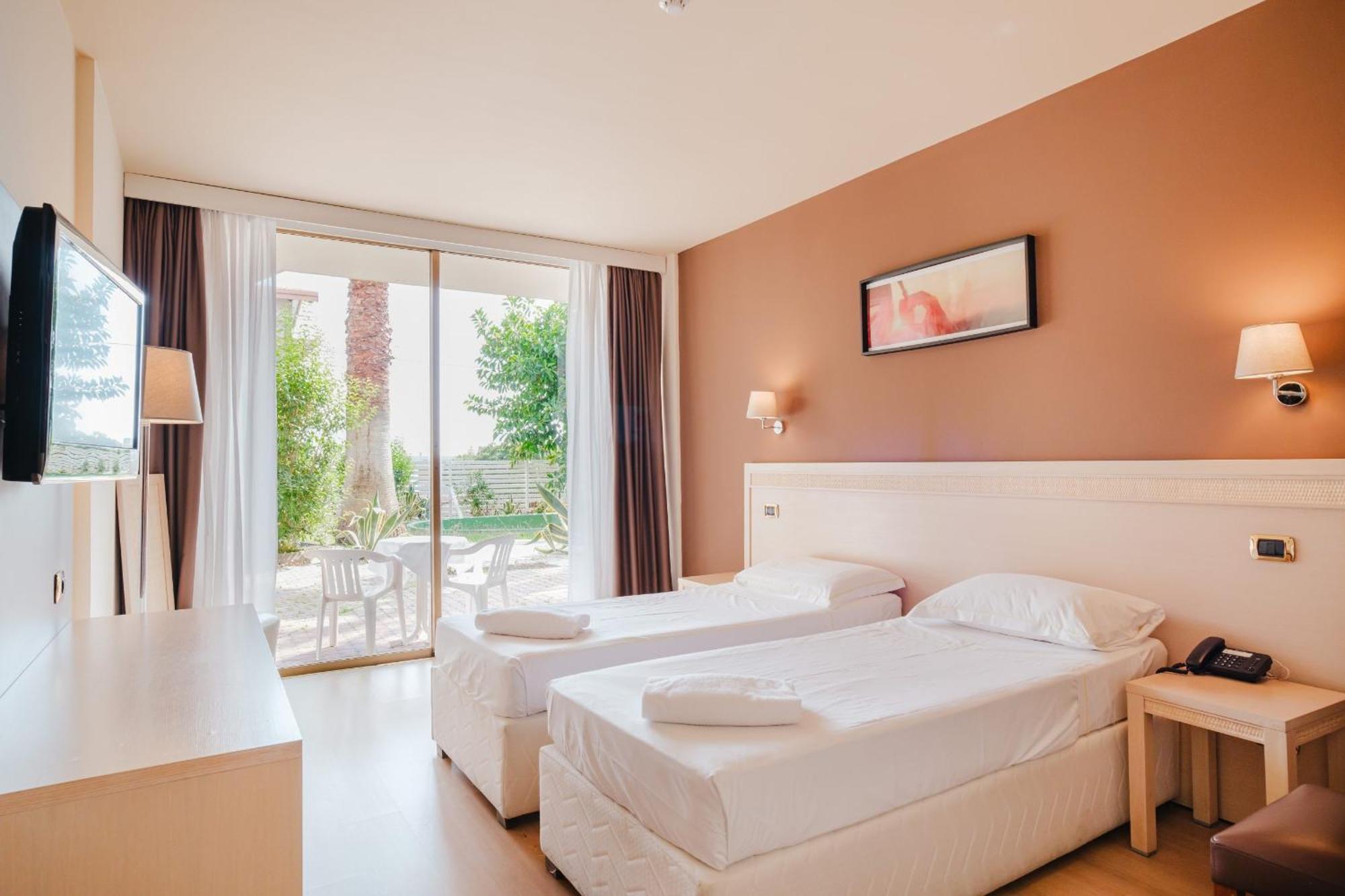 Doppel-/Zweibettzimmer mit Gartenblick