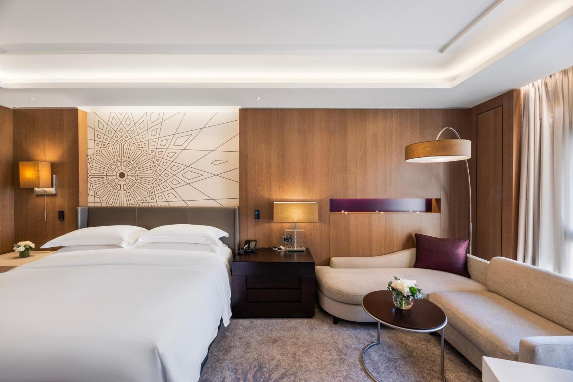 1 King Bed Club City View