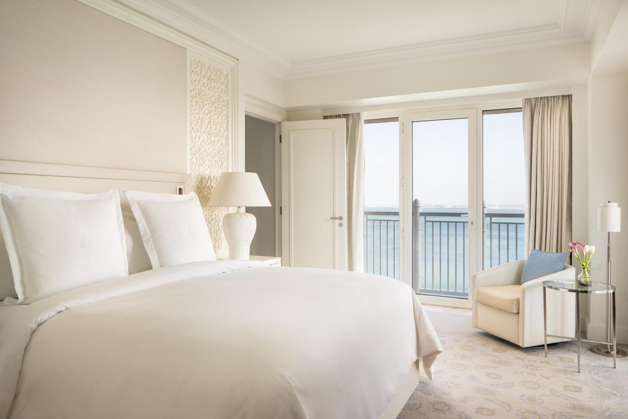 Executive Suite mit Kingsize-Bett und Meerblick