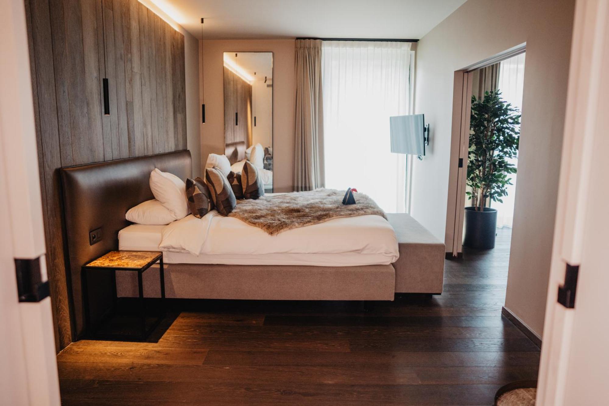 Executive Suite,1773682277:JPEG