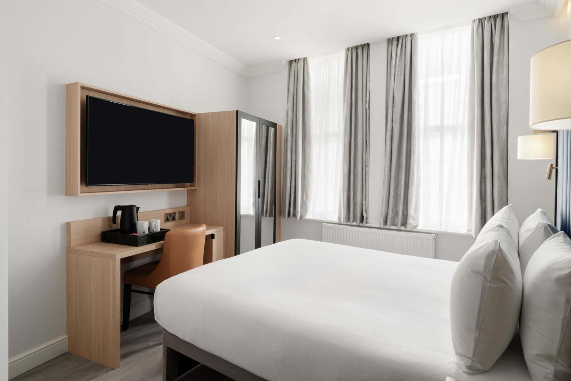 Habitación con cama grande