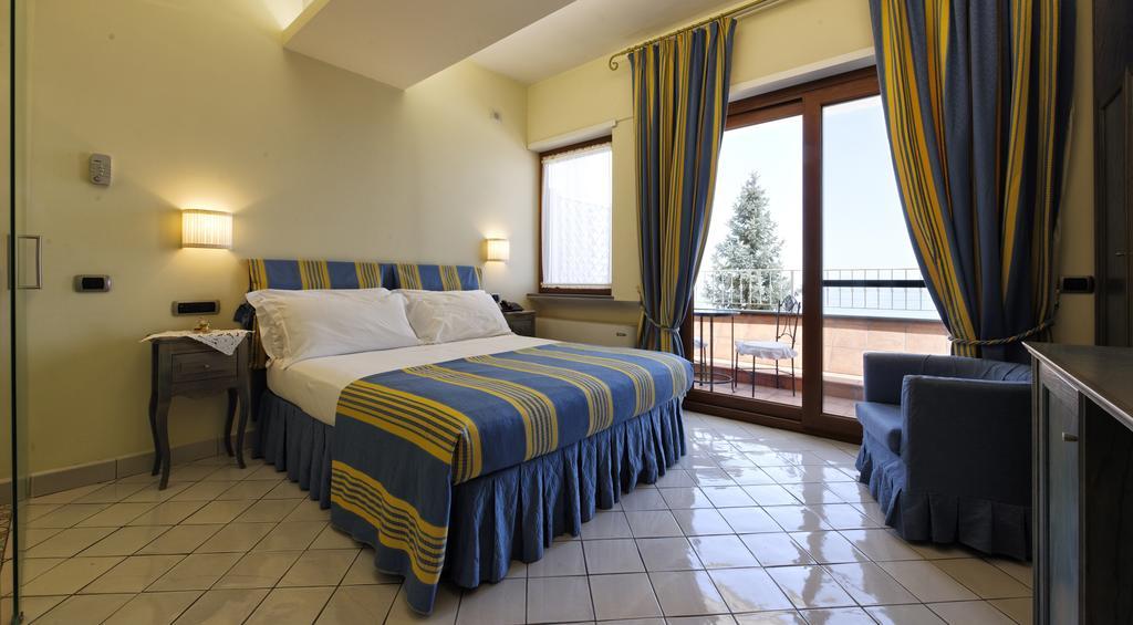 Doppelzimmer mit Balkon und Meerblick
