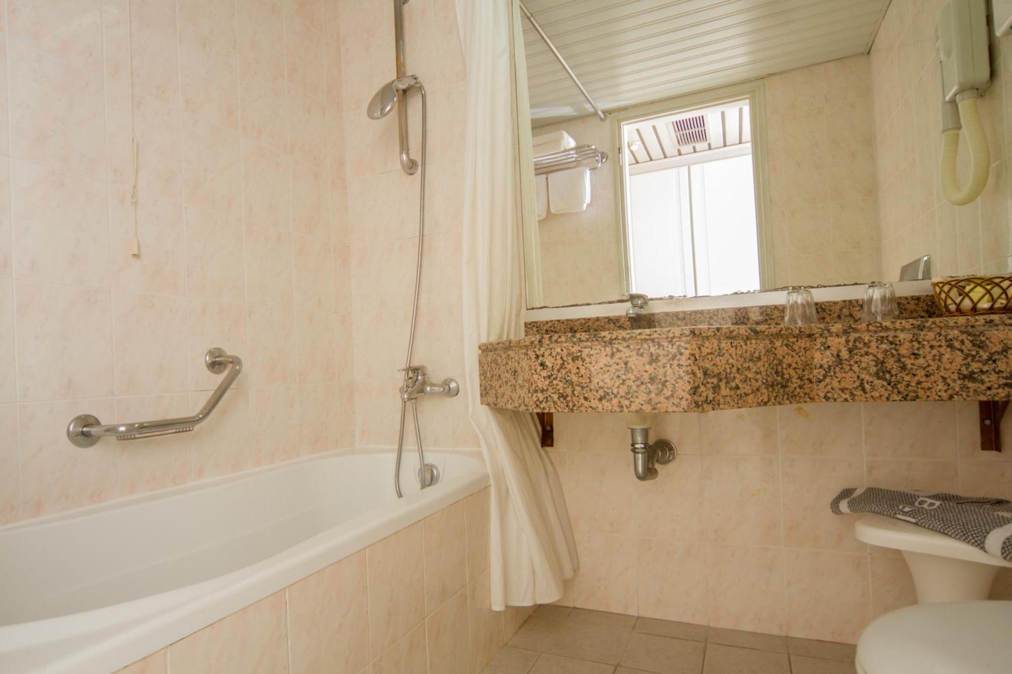 Chambre Lits Jumeaux - Vue sur Piscine