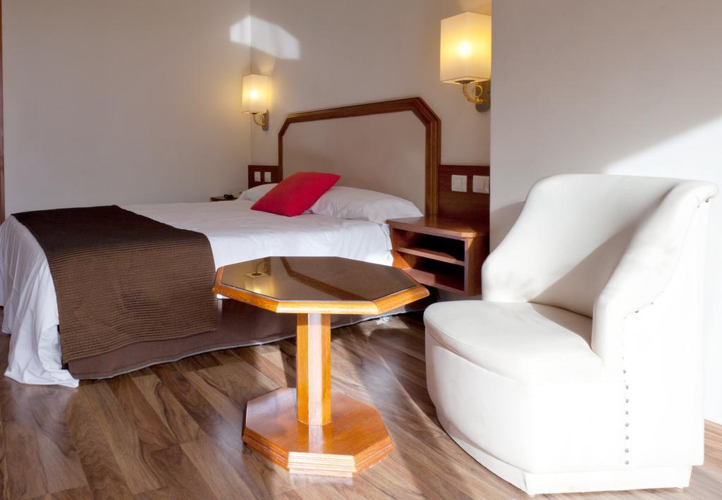 Quarto com 2 Camas de Solteiro (1-2 Adultos)