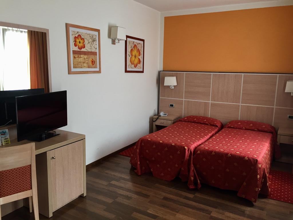 Großes Zweibettzimmer mit Terrasse und Seeblick