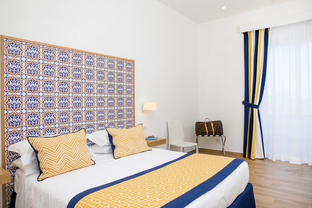 Quarto Superior com Cama de Casal ou 2 de Solteiro com Vista do Mar